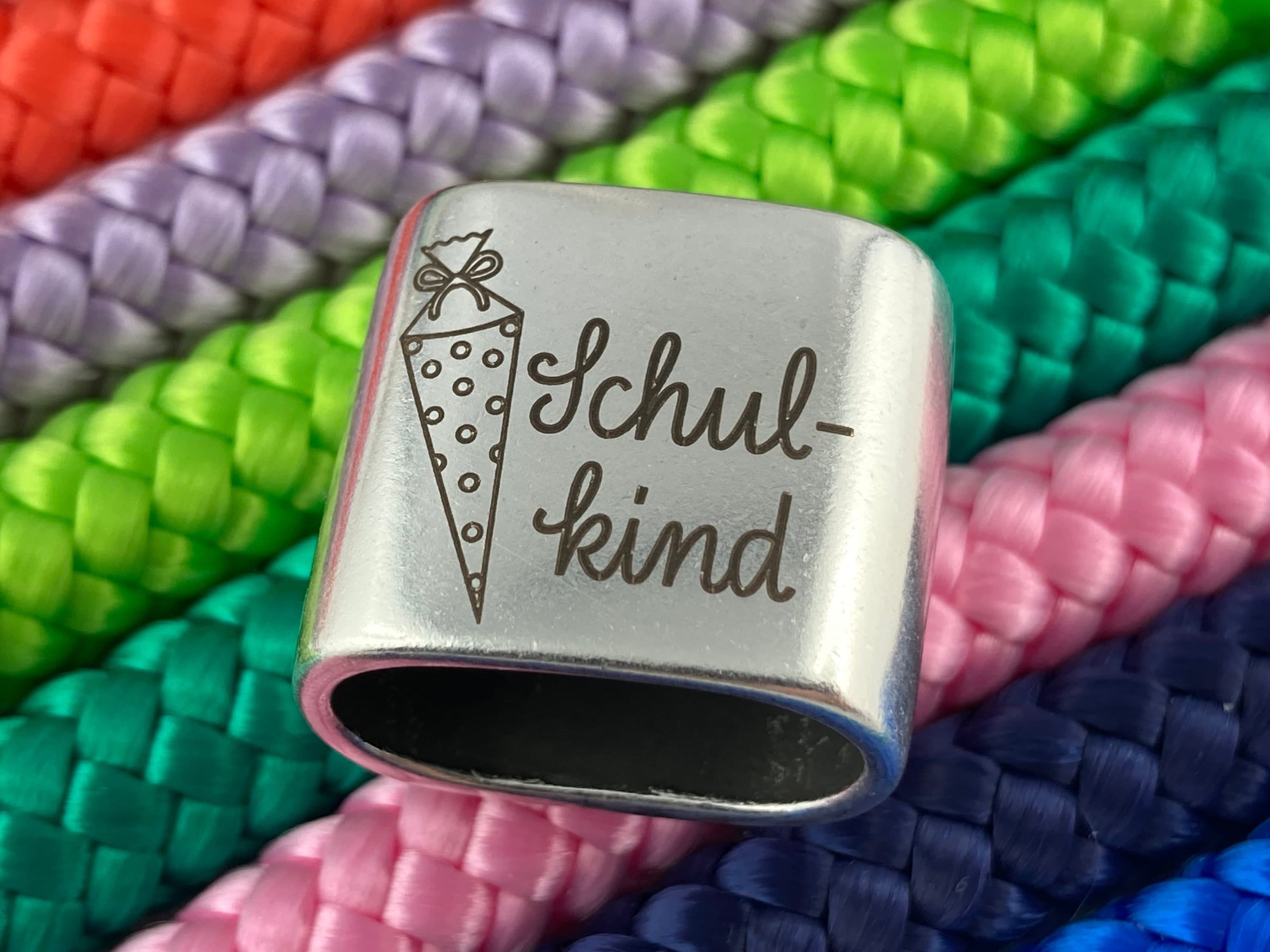 Schlüsselanhänger aus Segelseil mit versilbertem Zwischenstück mit Gravur "Schulkind mit Schultüte" in Wunschfarbe