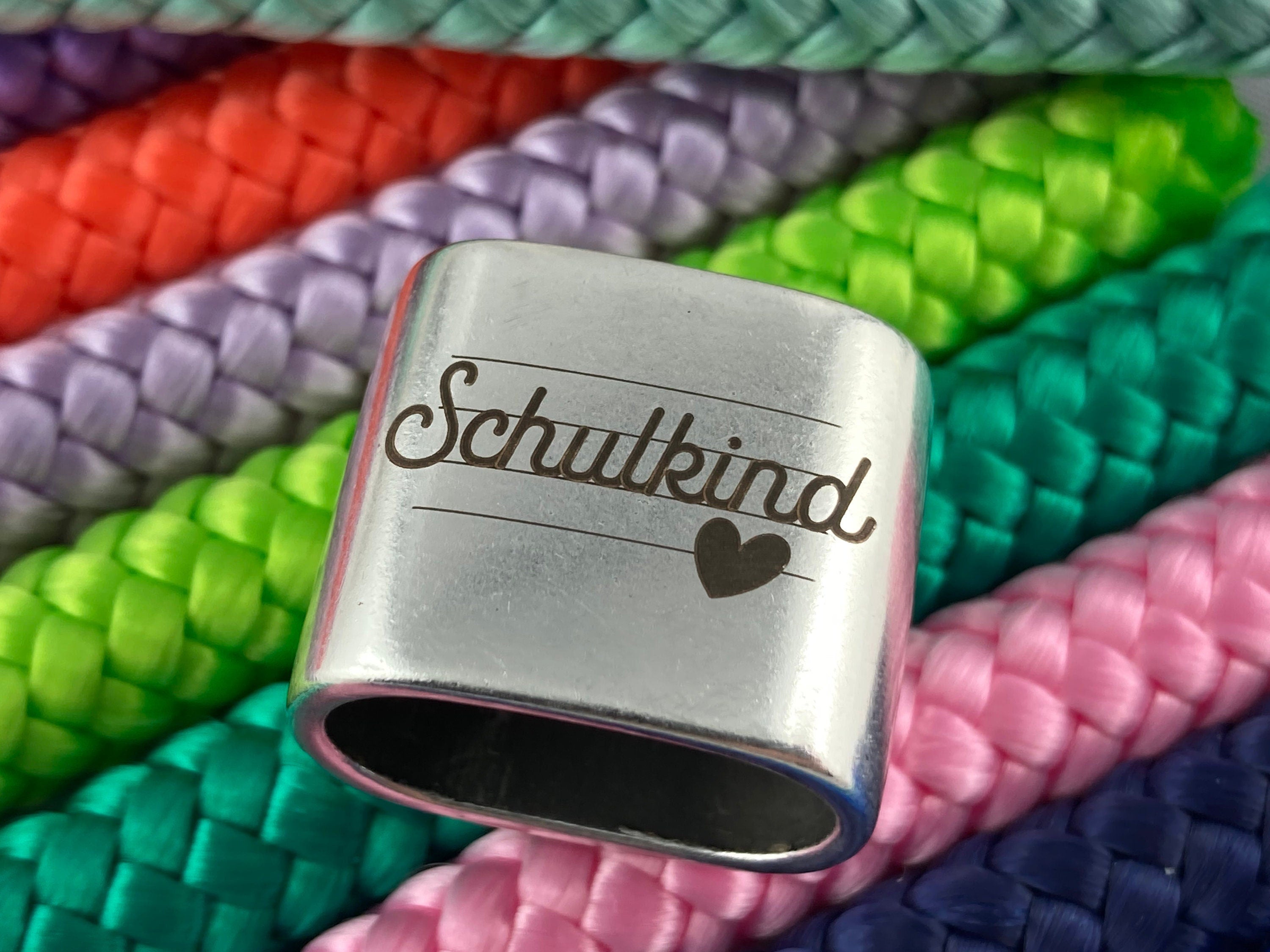 Schlüsselanhänger aus Segelseil mit versilbertem Zwischenstück mit Gravur "Schulkind mit Herz" in Wunschfarbe