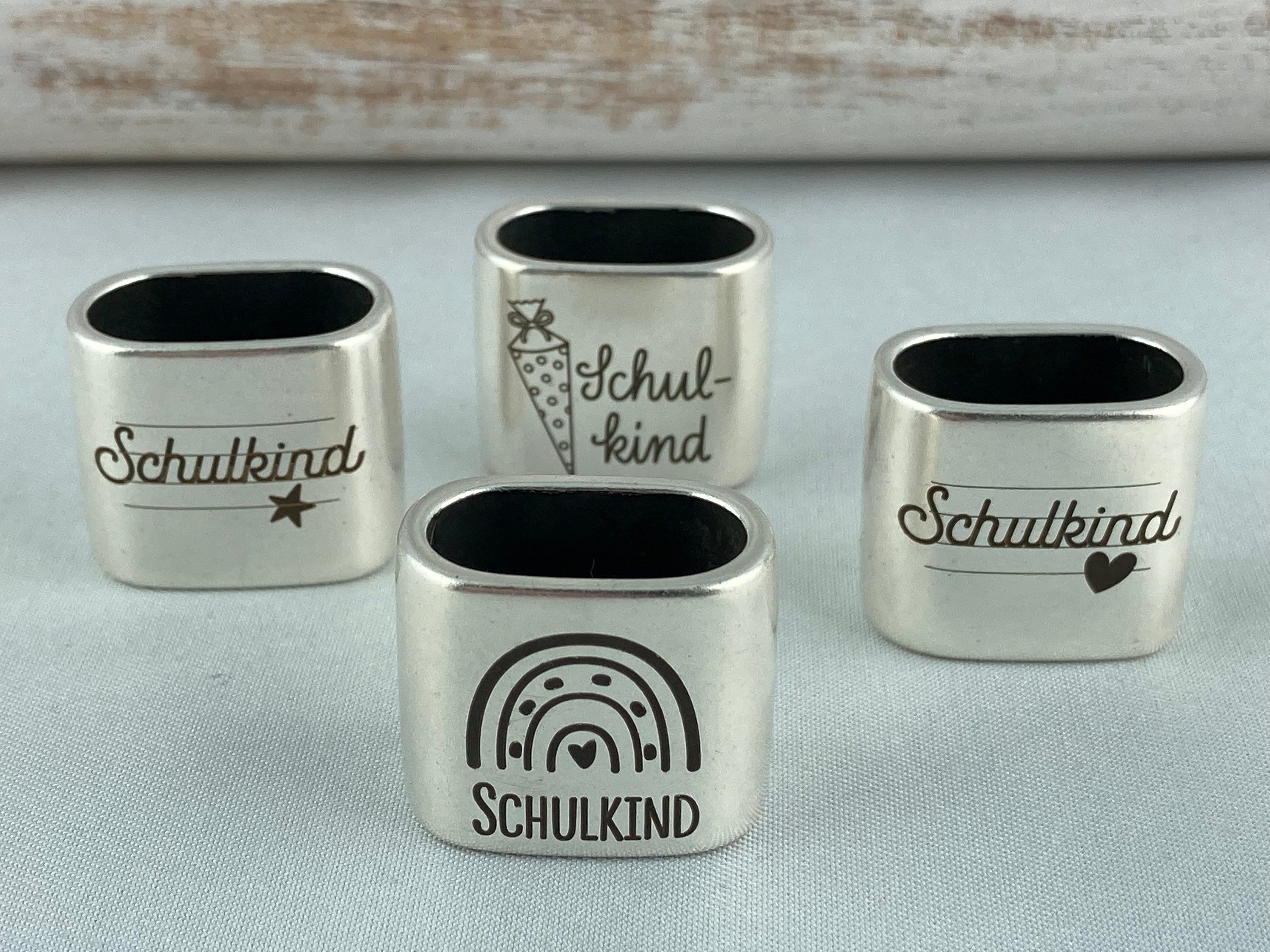 Schlüsselanhänger aus Segelseil mit versilbertem Zwischenstück mit Gravur "Schulkind" und Buchstabenanhänger in Wunschfarbe