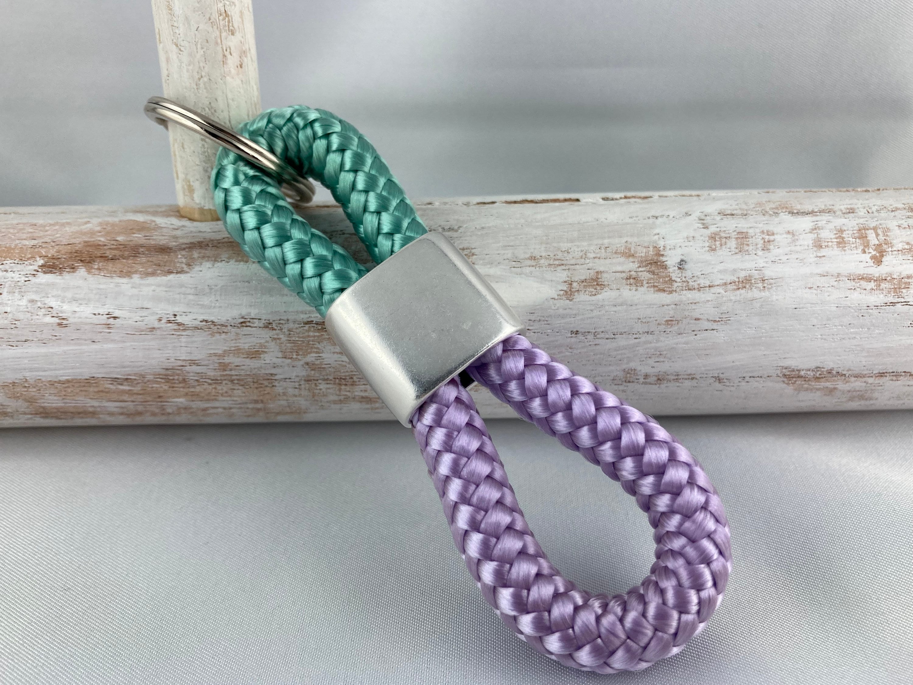 Schlüsselanhänger aus Segelseil mit versilbertem Zwischenstück mit graviertem Tiermotiv "Einhorn" in Wunschfarbe