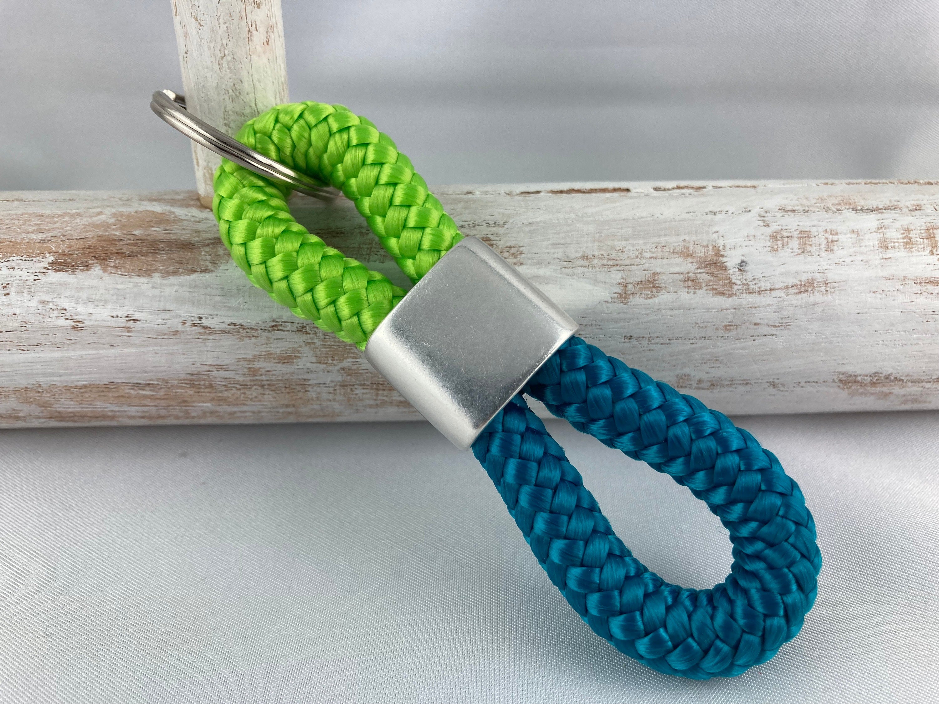 Schlüsselanhänger aus Segelseil mit versilbertem Zwischenstück mit graviertem Tiermotiv "Einhorn" in Wunschfarbe