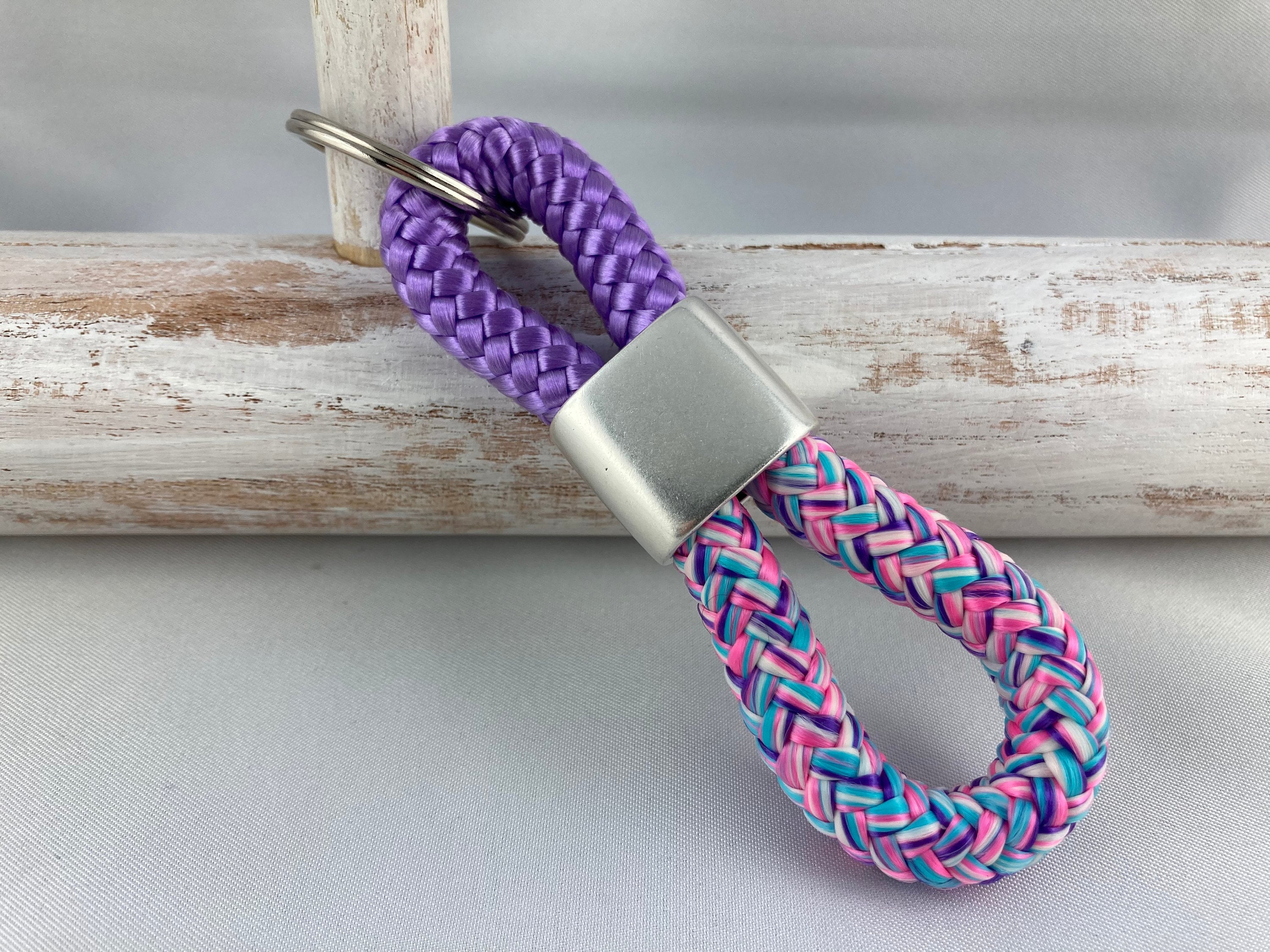 Schlüsselanhänger aus Segelseil mit versilbertem Zwischenstück mit Gravur "Schulkind mit Regenbogen" in Wunschfarbe
