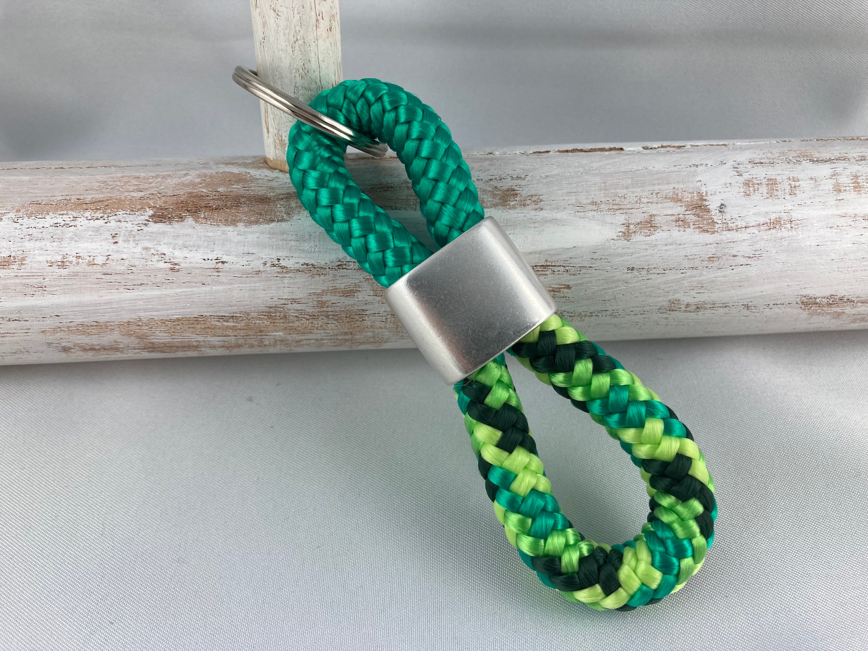 Schlüsselanhänger aus Segelseil mit versilbertem Zwischenstück mit Gravur "Schulkind mit Regenbogen" in Wunschfarbe