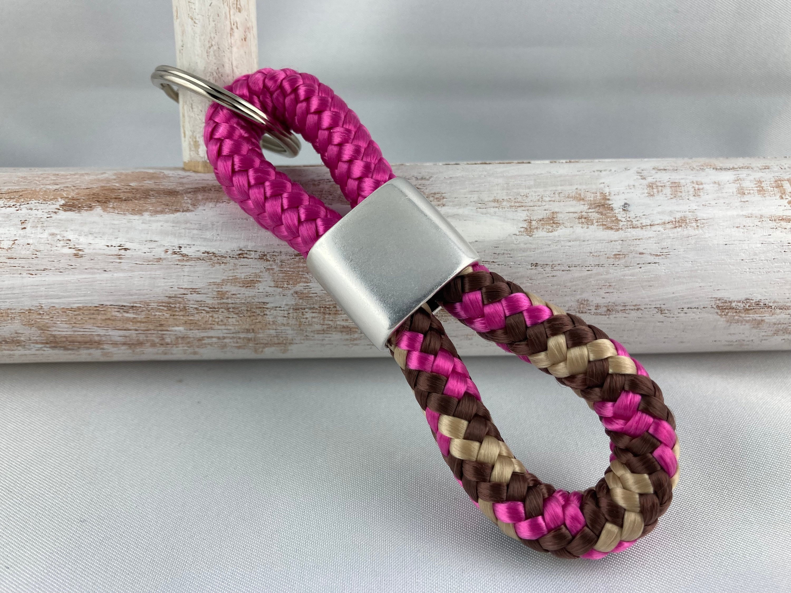 Schlüsselanhänger aus Segelseil mit versilbertem Zwischenstück mit graviertem Tiermotiv "Einhorn" in Wunschfarbe