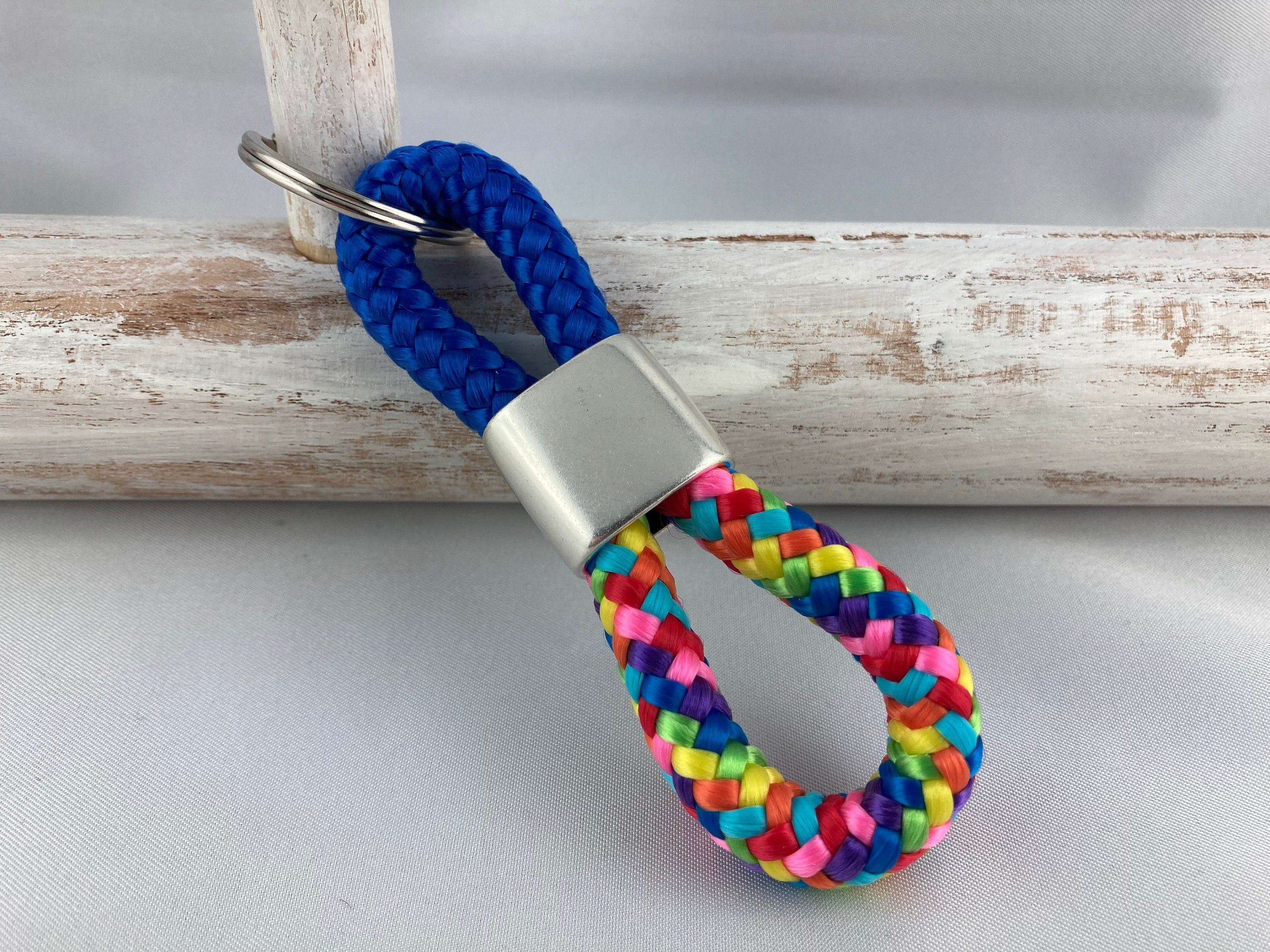 Schlüsselanhänger aus Segelseil mit versilbertem Zwischenstück mit Gravur "Schulkind mit Regenbogen" in Wunschfarbe