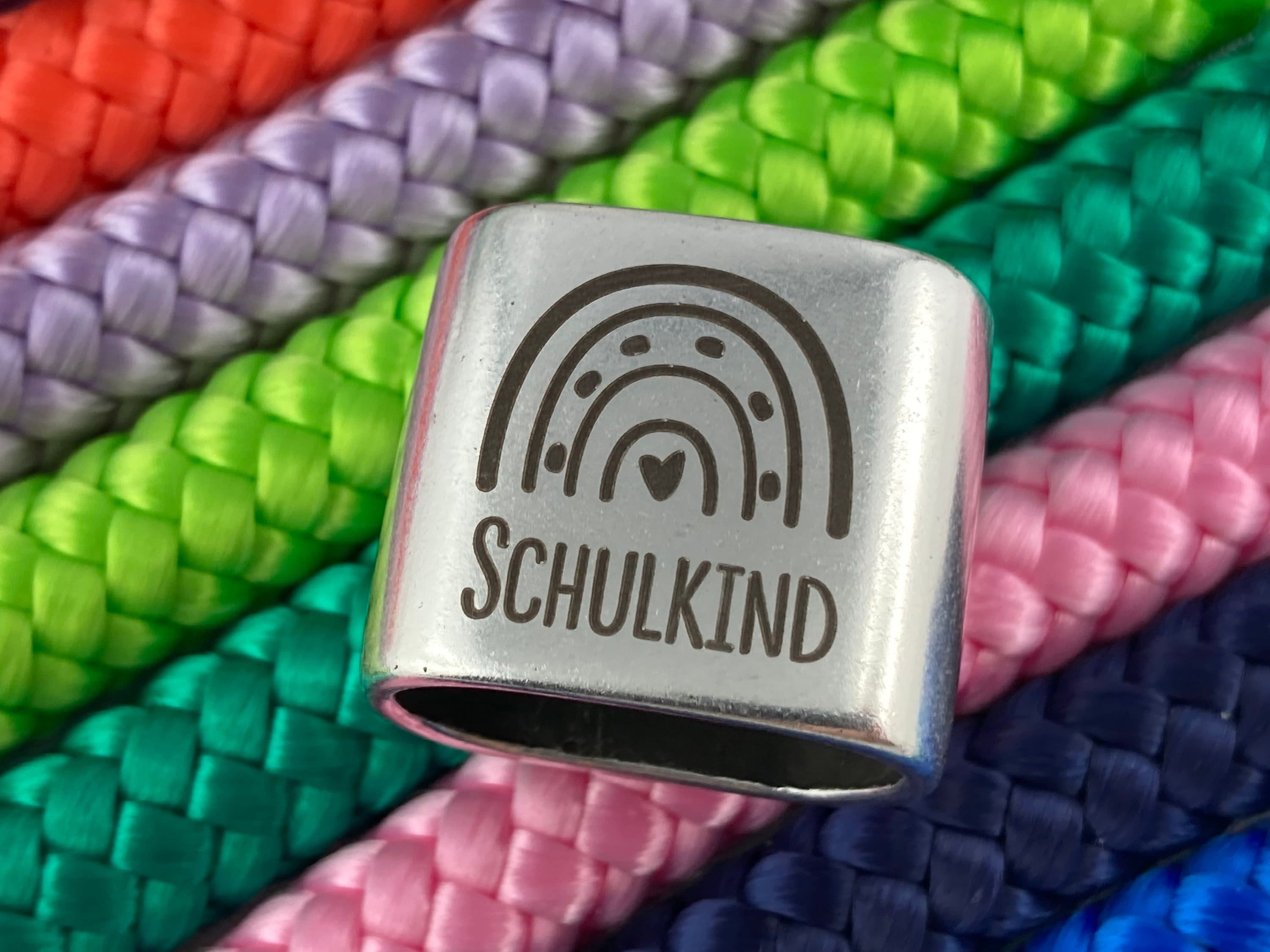 Schlüsselanhänger aus Segelseil mit versilbertem Zwischenstück mit Gravur "Schulkind mit Regenbogen" in Wunschfarbe