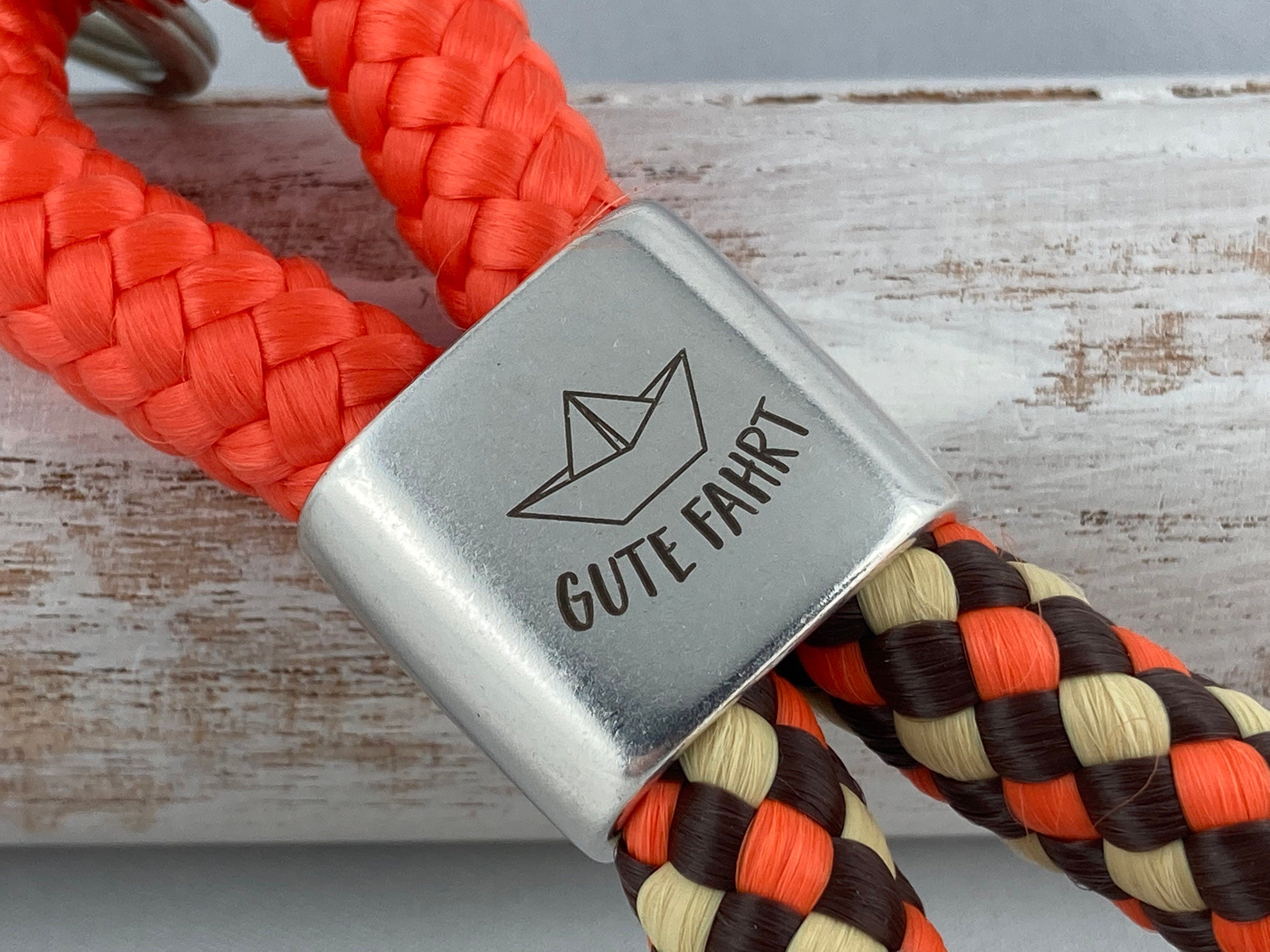 Schlüsselanhänger aus Segelseil mit versilbertem Zwischenstück mit Gravur "Gute Fahrt und Papierschiffchen", orange/ braun-beige-orange