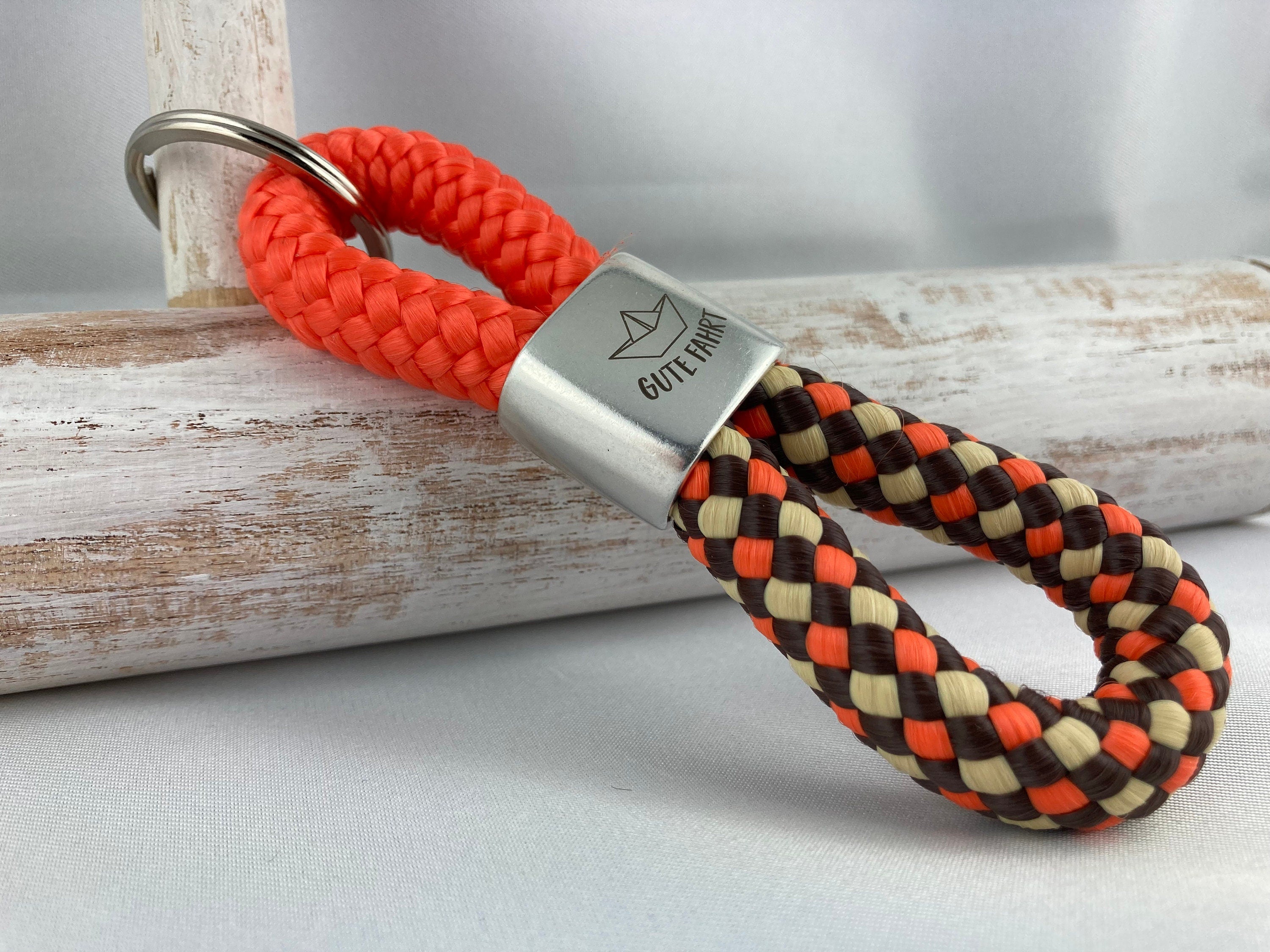 Schlüsselanhänger aus Segelseil mit versilbertem Zwischenstück mit Gravur "Gute Fahrt und Papierschiffchen", orange/ braun-beige-orange