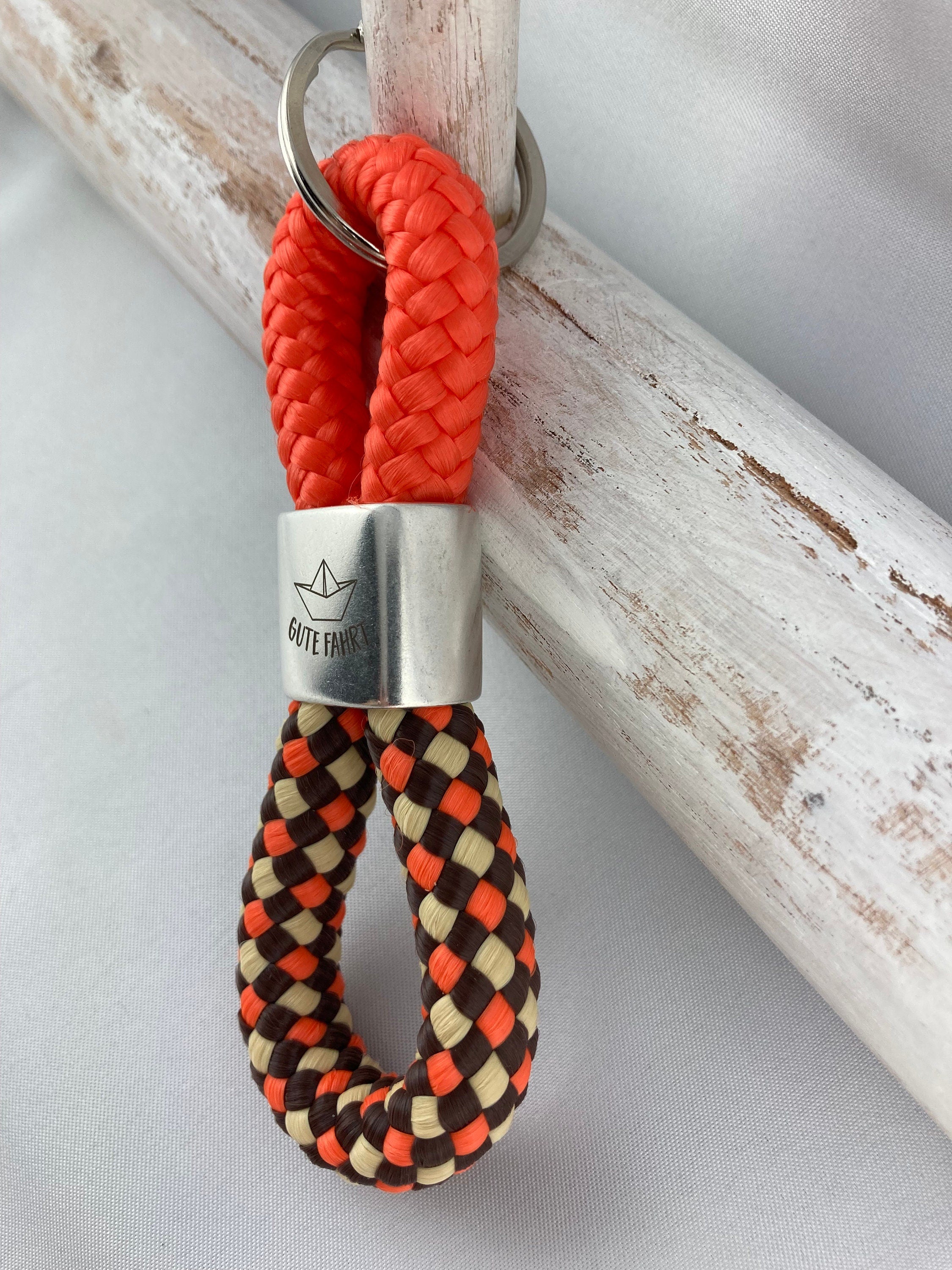 Schlüsselanhänger aus Segelseil mit versilbertem Zwischenstück mit Gravur "Gute Fahrt und Papierschiffchen", orange/ braun-beige-orange