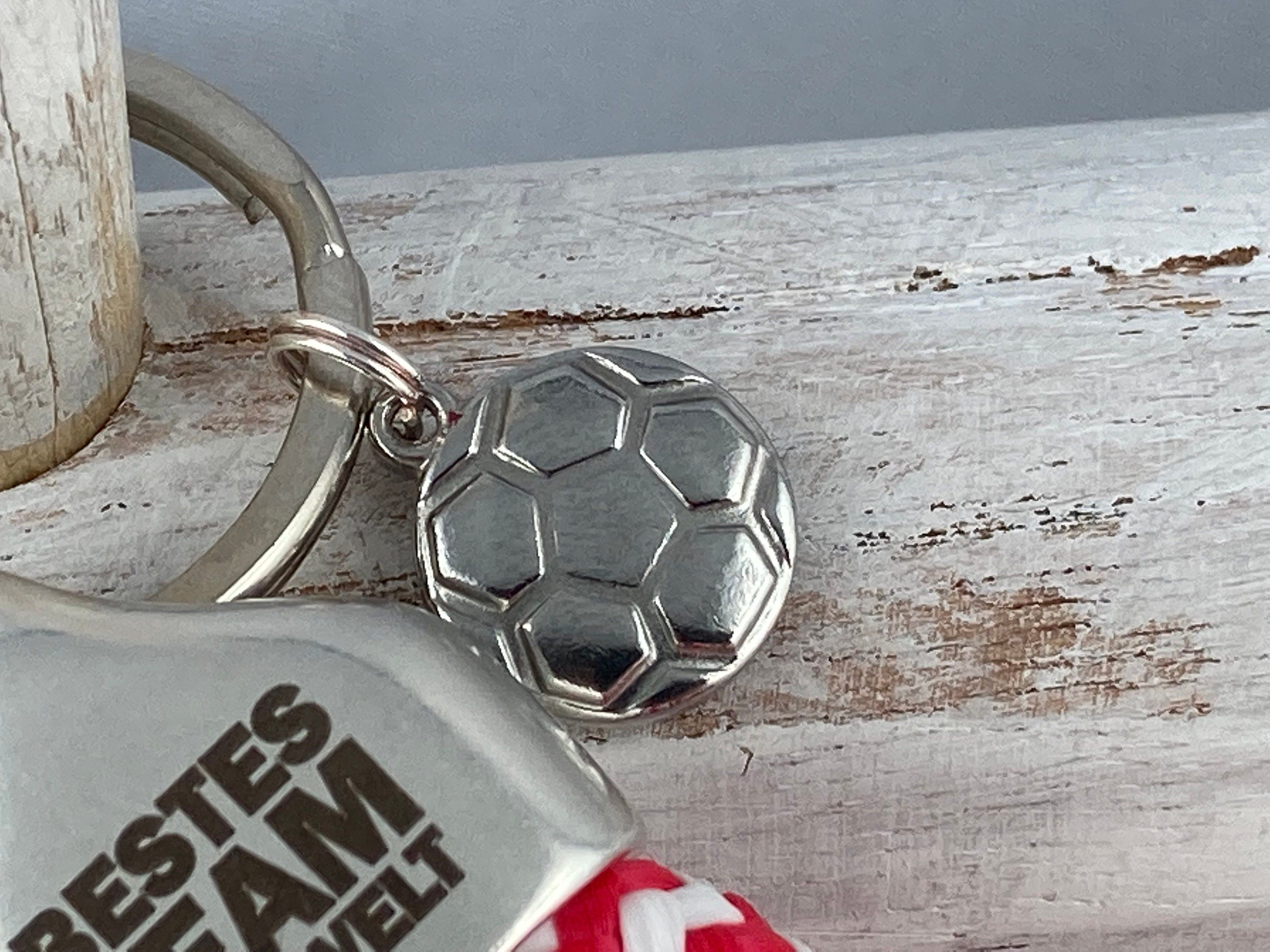 Schlüsselanhänger aus Segelseil mit versilberter Endkappe mit Gravur "Bestes Team der Welt" mit Fussballanhänger, rot-weiß