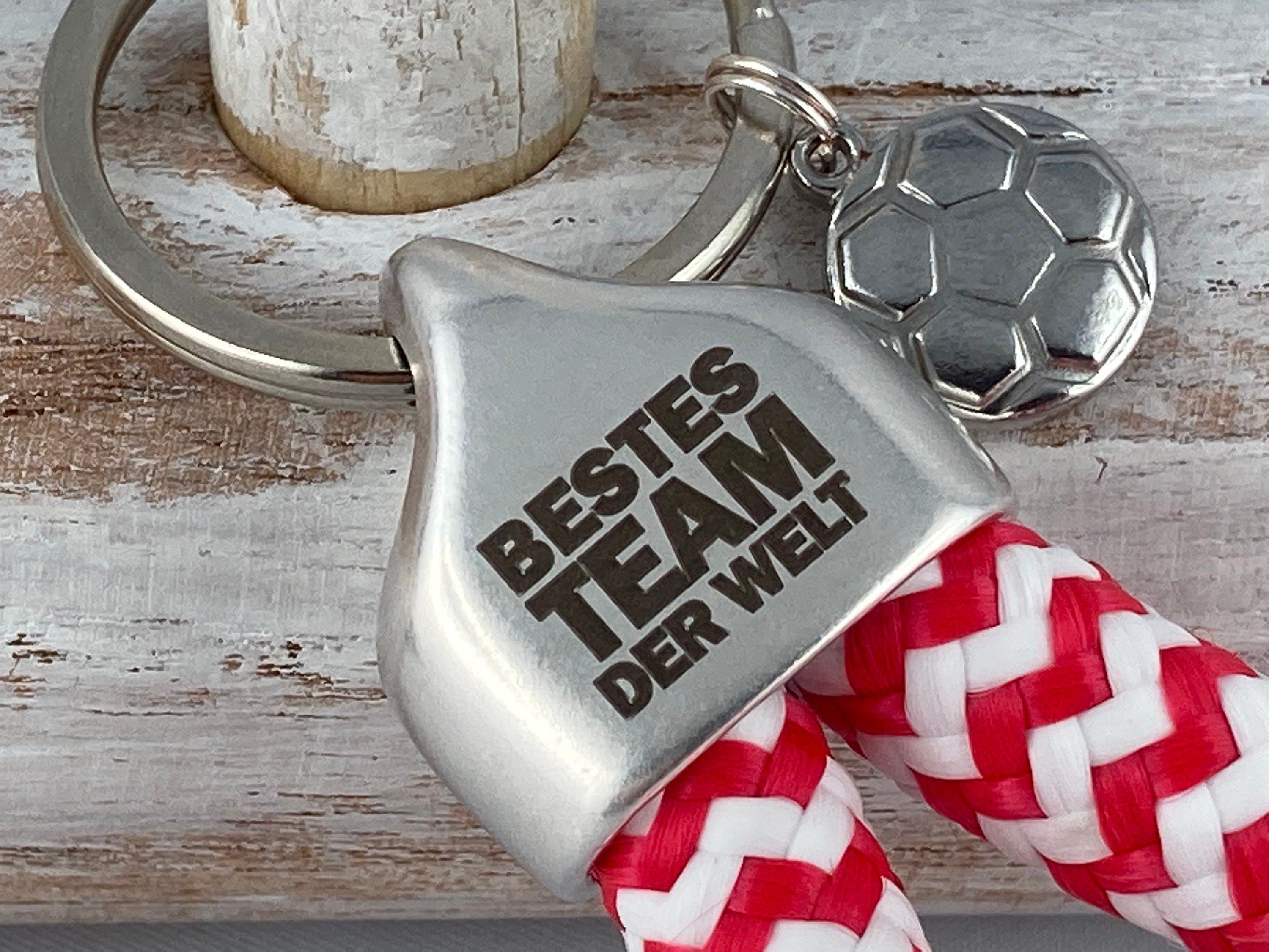 Schlüsselanhänger aus Segelseil mit versilberter Endkappe mit Gravur "Bestes Team der Welt" mit Fussballanhänger, rot-weiß