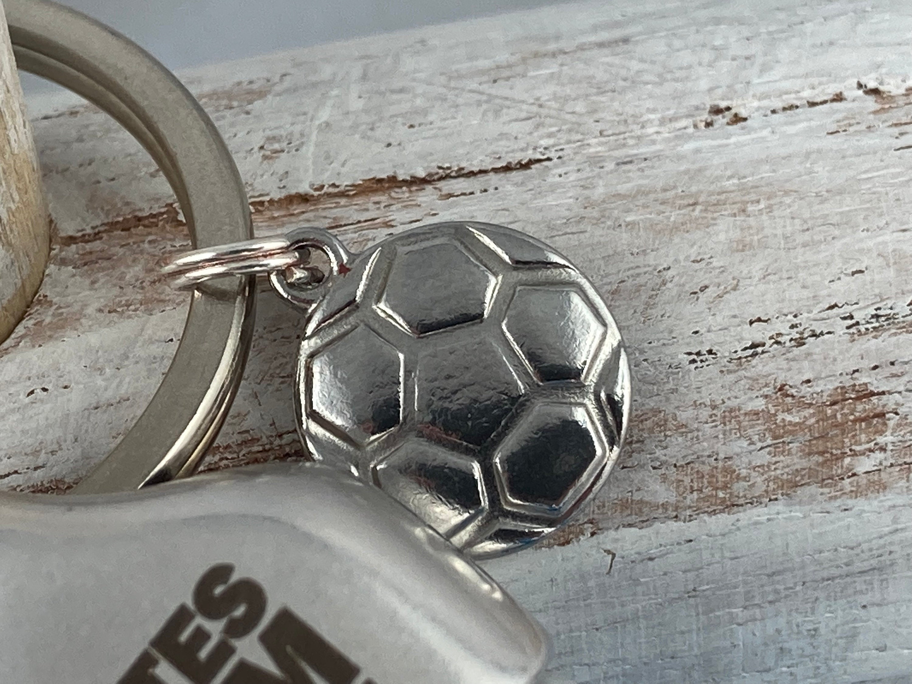 Schlüsselanhänger aus Segelseil mit versilberter Endkappe mit Gravur "Bestes Team der Welt" mit Fussballanhänger, grün-weiß