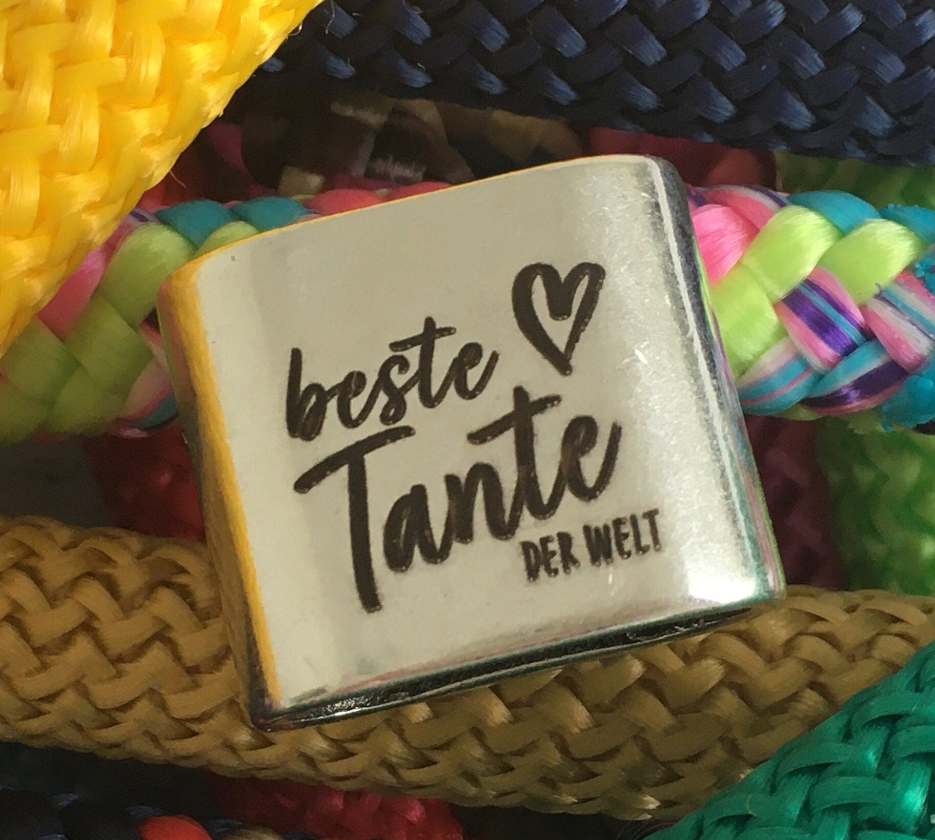 Schlüsselanhänger aus Segelseil mit versilbertem Zwischenstück mit Gravur "Beste Tante der Welt" in Wunschfarbe ganz individuell