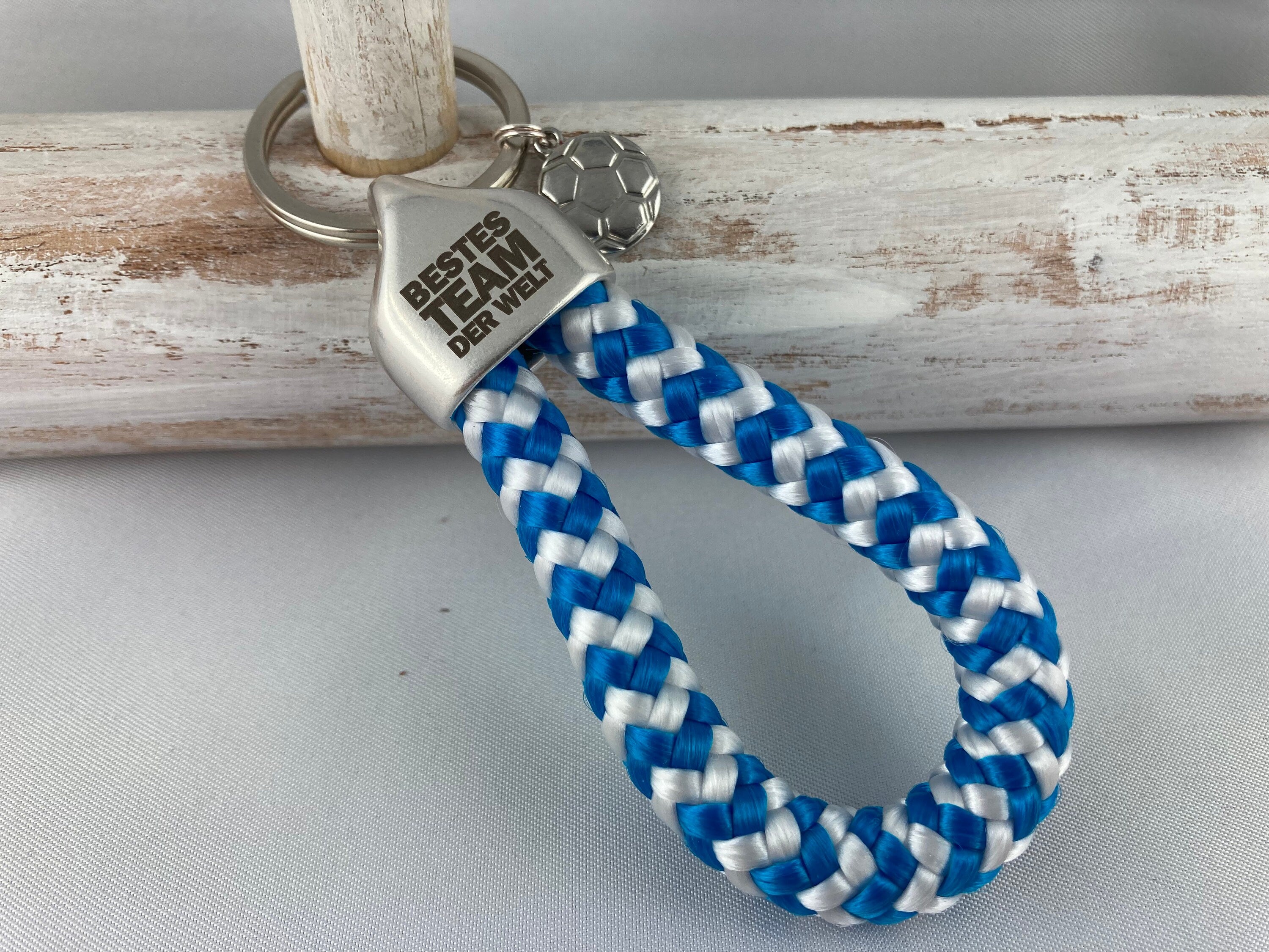 Schlüsselanhänger aus Segelseil mit versilberter Endkappe mit Gravur "Bestes Team der Welt" mit Fussballanhänger, verschiedene Farben