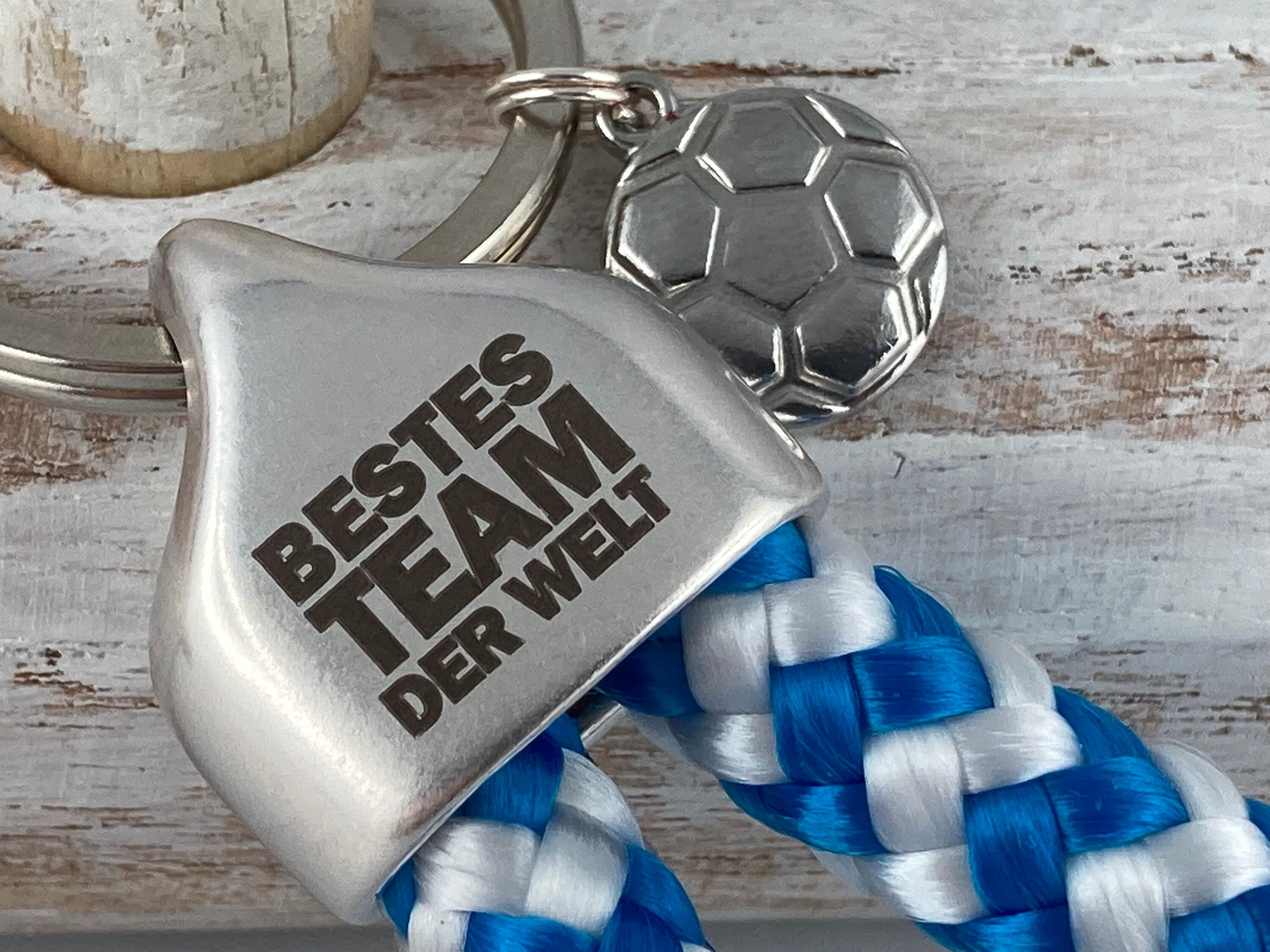 Schlüsselanhänger aus Segelseil mit versilberter Endkappe mit Gravur "Bestes Team der Welt" mit Fussballanhänger, verschiedene Farben