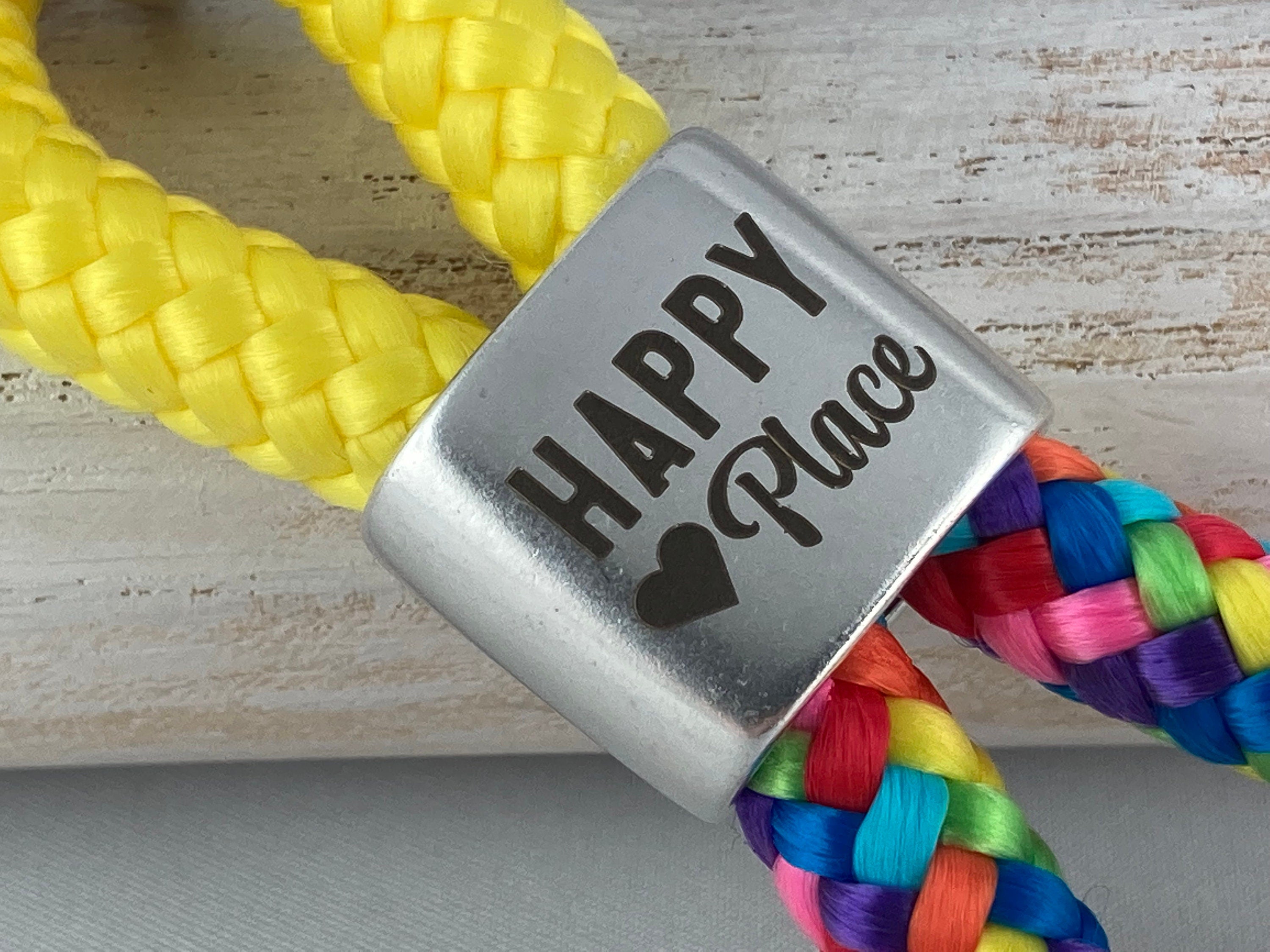 Schlüsselanhänger aus Segelseil mit versilbertem Zwischenstück mit Gravur "Happy Place", gelb/ regenbogen