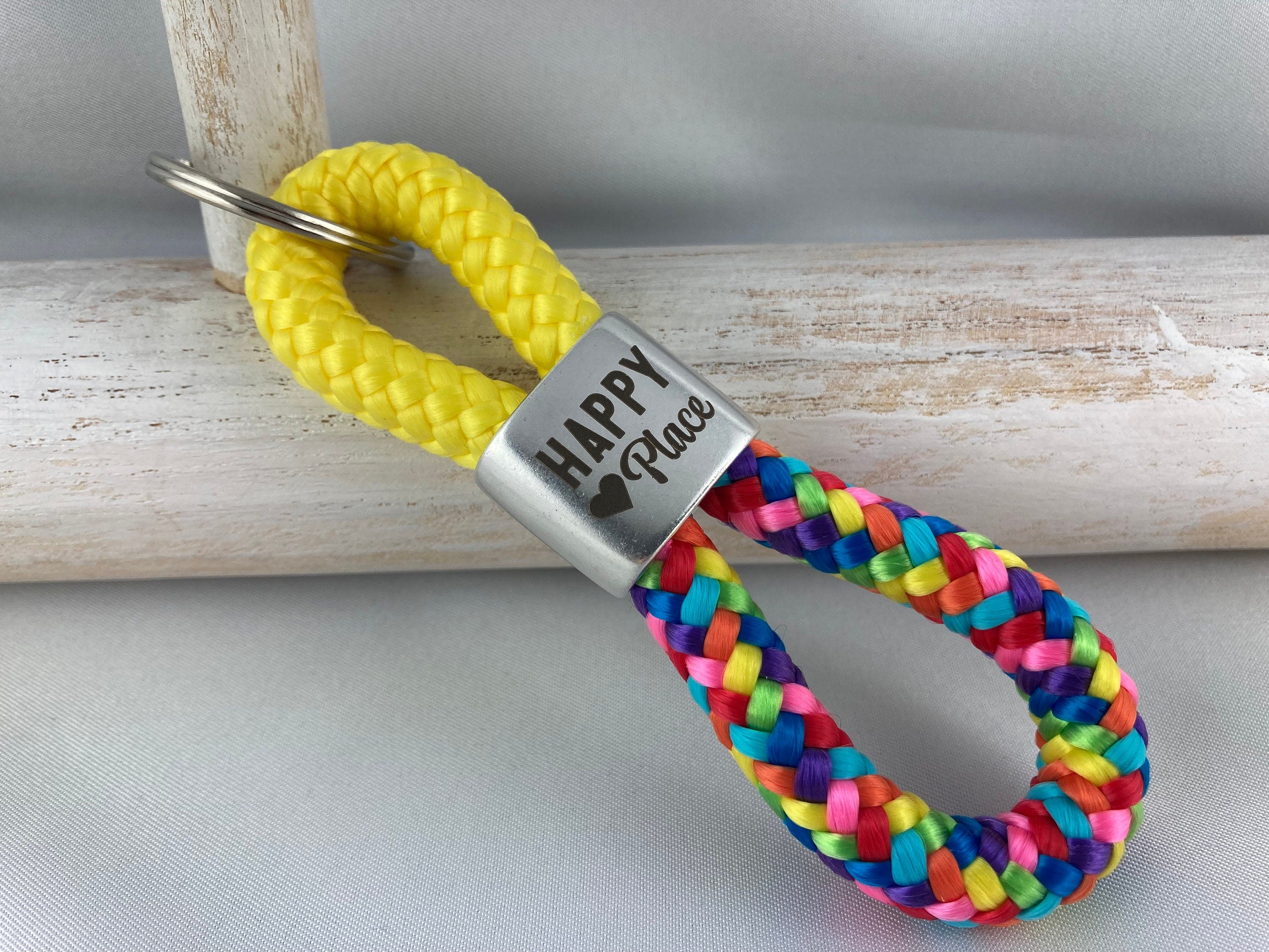 Schlüsselanhänger aus Segelseil mit versilbertem Zwischenstück mit Gravur "Happy Place", gelb/ regenbogen