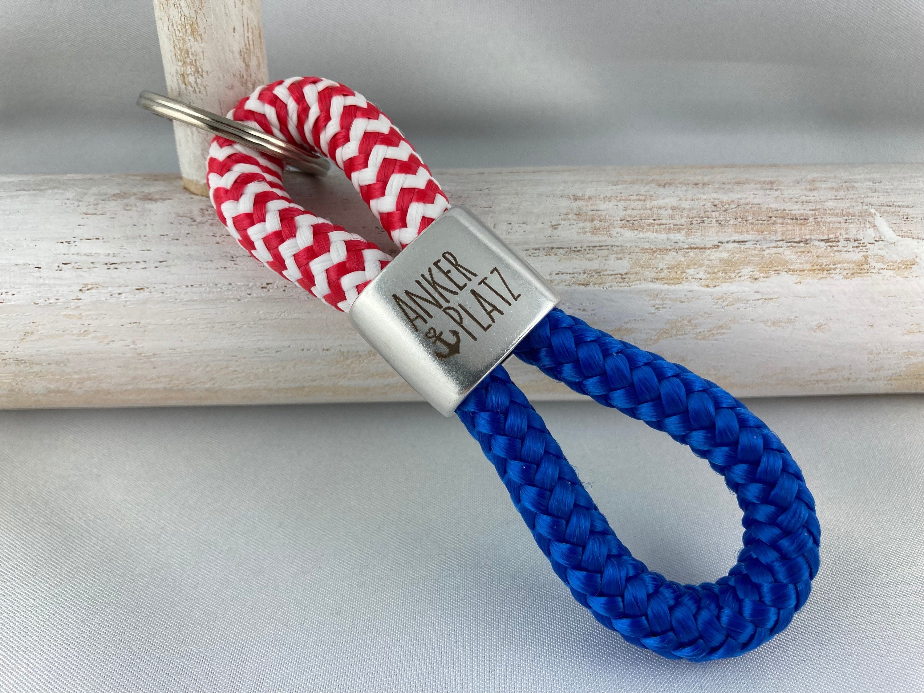 Schlüsselanhänger aus Segelseil mit versilbertem Zwischenstück mit Gravur "Ankerplatz", rot-weiß/ blau