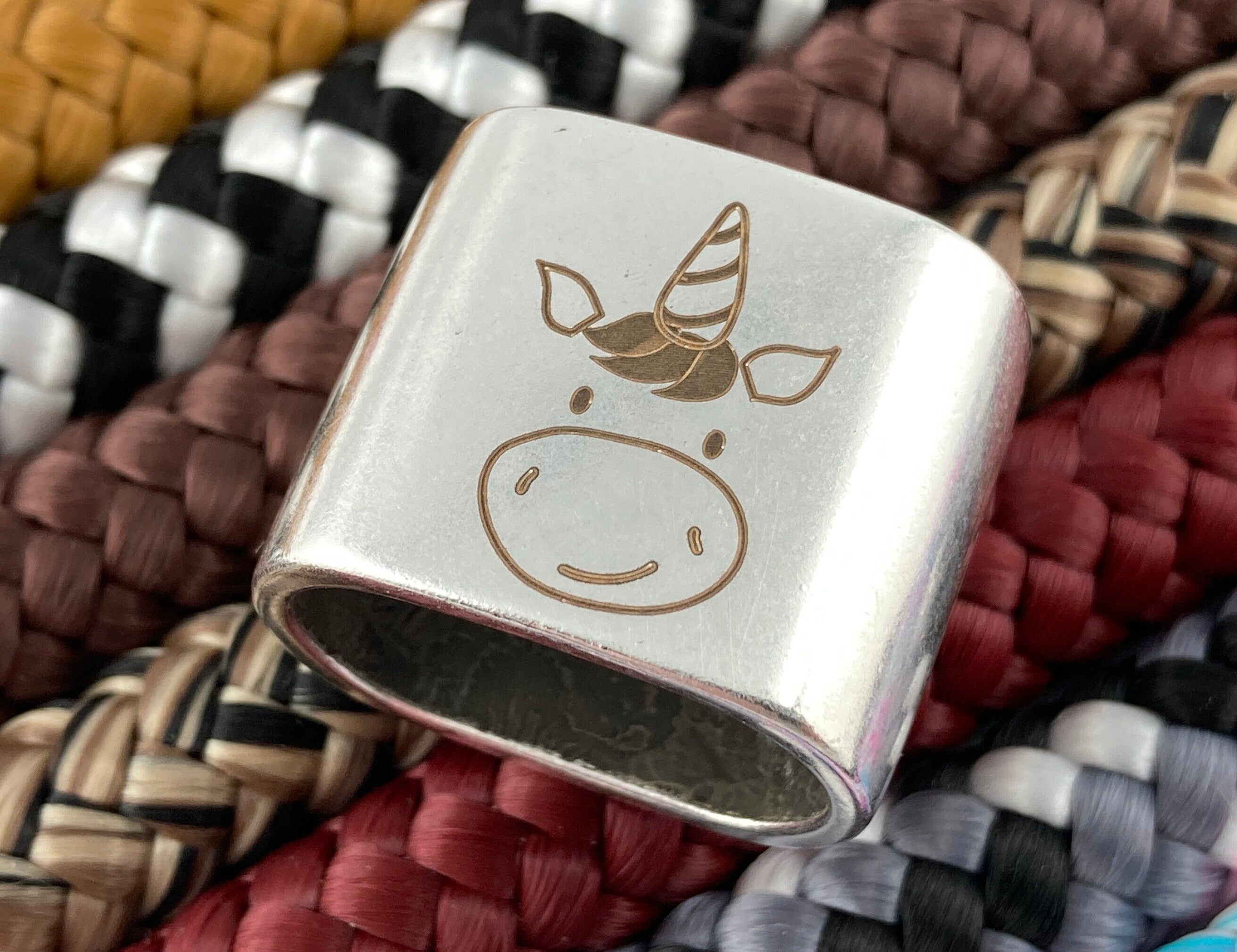 Schlüsselanhänger aus Segelseil mit versilbertem Zwischenstück mit graviertem Tiermotiv "Einhorn" in Wunschfarbe