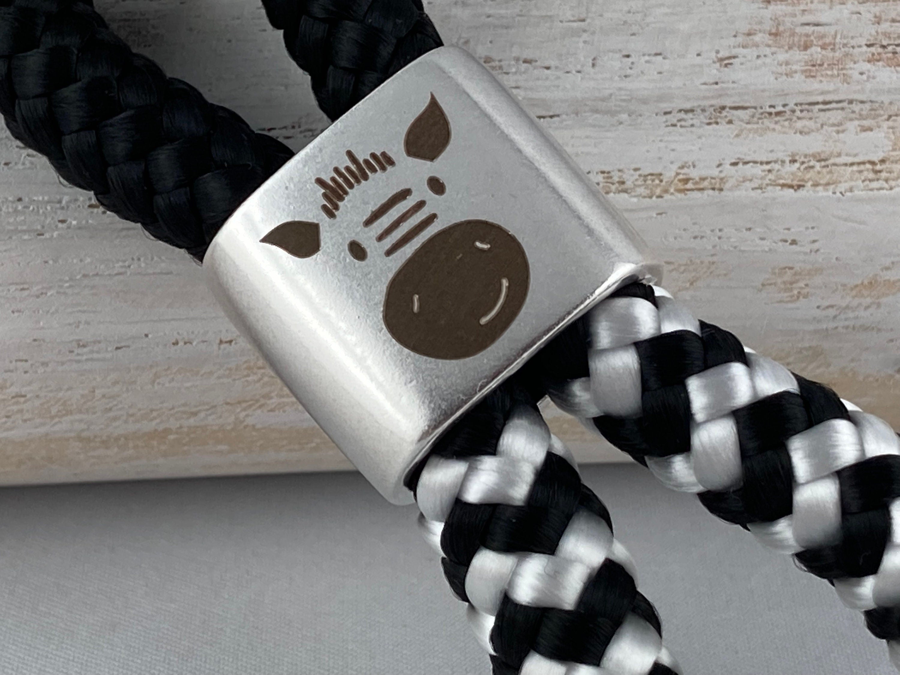 Schlüsselanhänger aus Segelseil mit versilbertem Zwischenstück mit graviertem Tiermotiv "Zebra" in Wunschfarbe