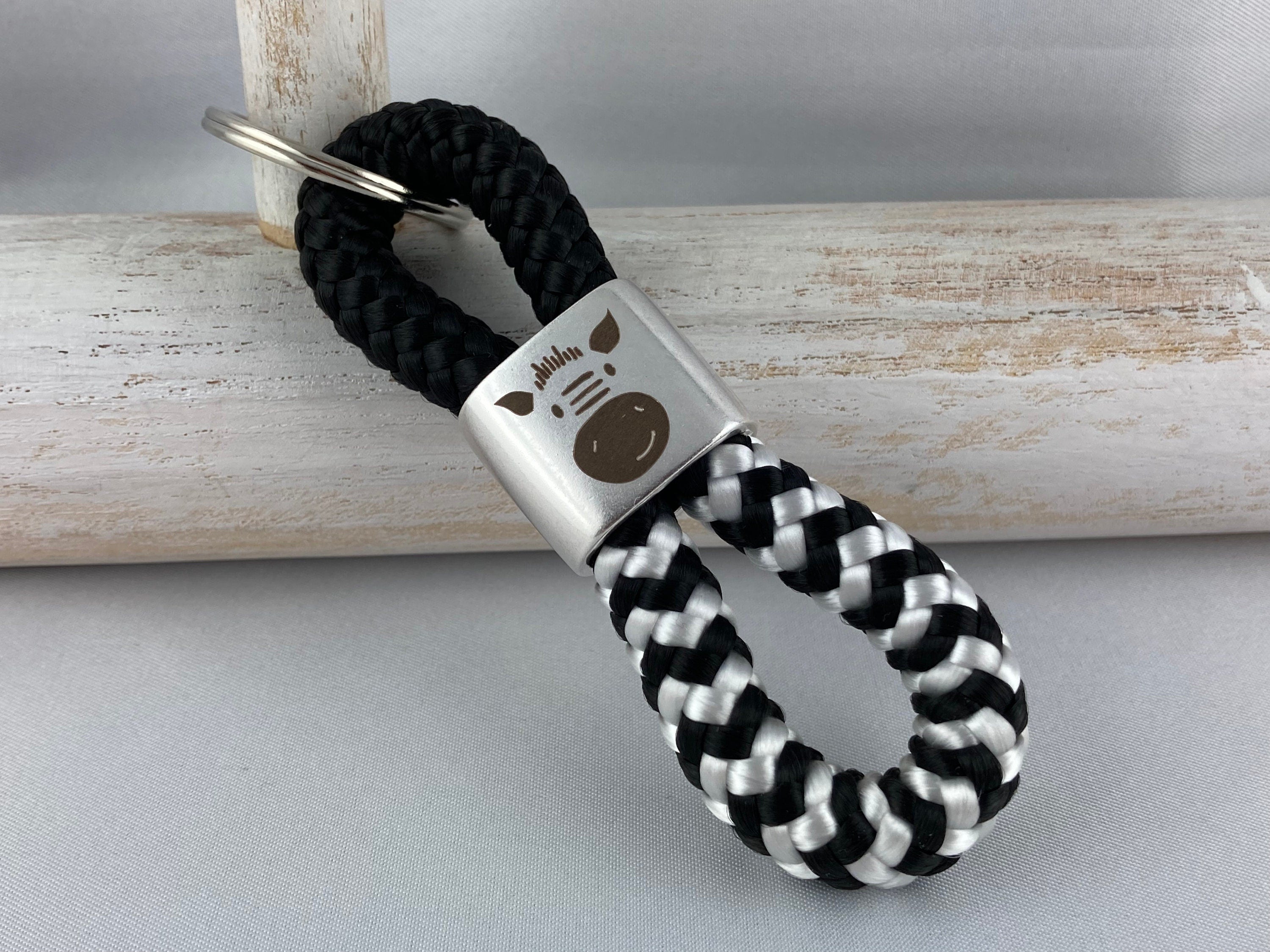 Schlüsselanhänger aus Segelseil mit versilbertem Zwischenstück mit graviertem Tiermotiv "Zebra" in Wunschfarbe