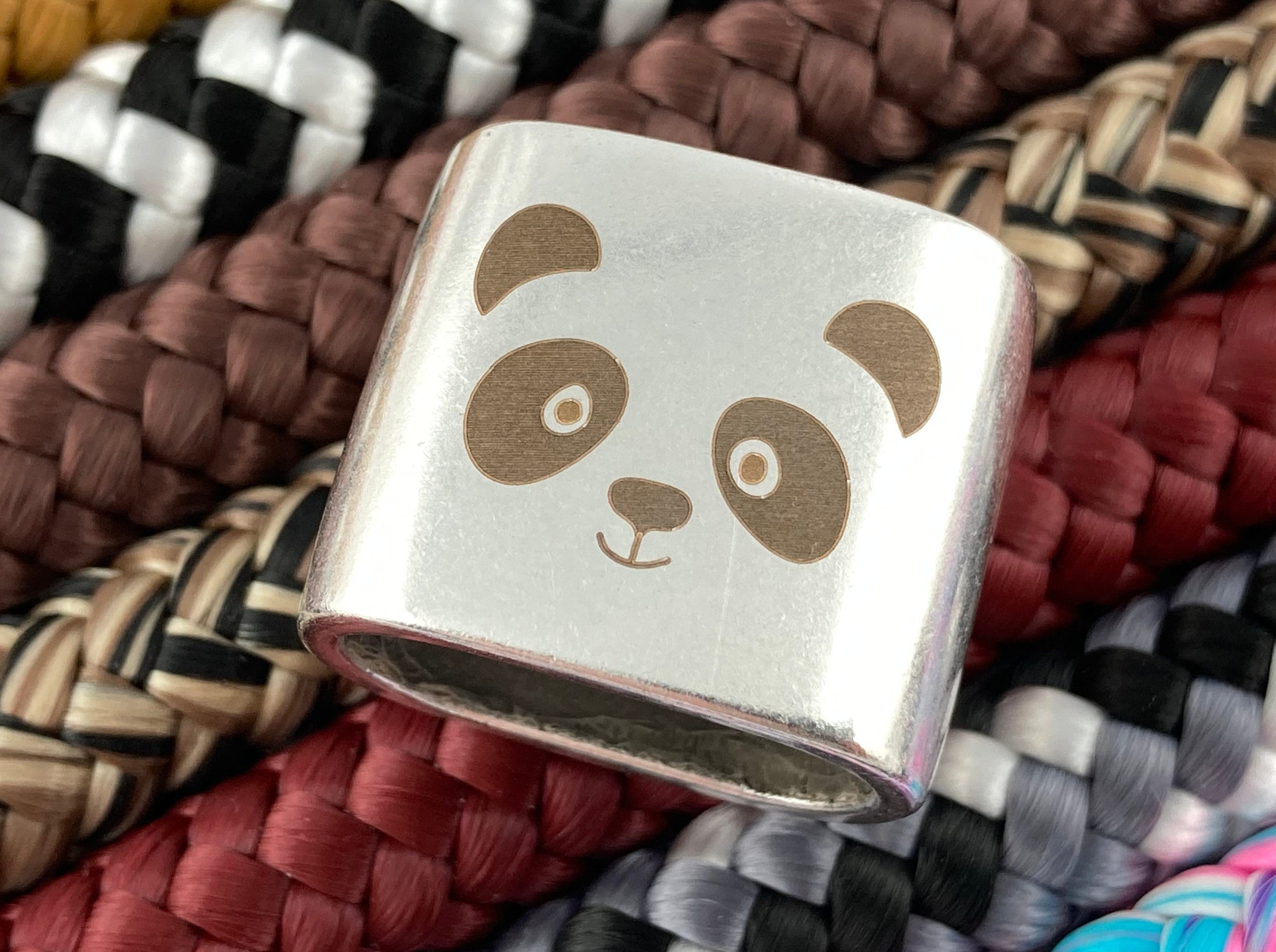Schlüsselanhänger aus Segelseil mit versilbertem Zwischenstück mit graviertem Tiermotiv "Panda" in Wunschfarbe