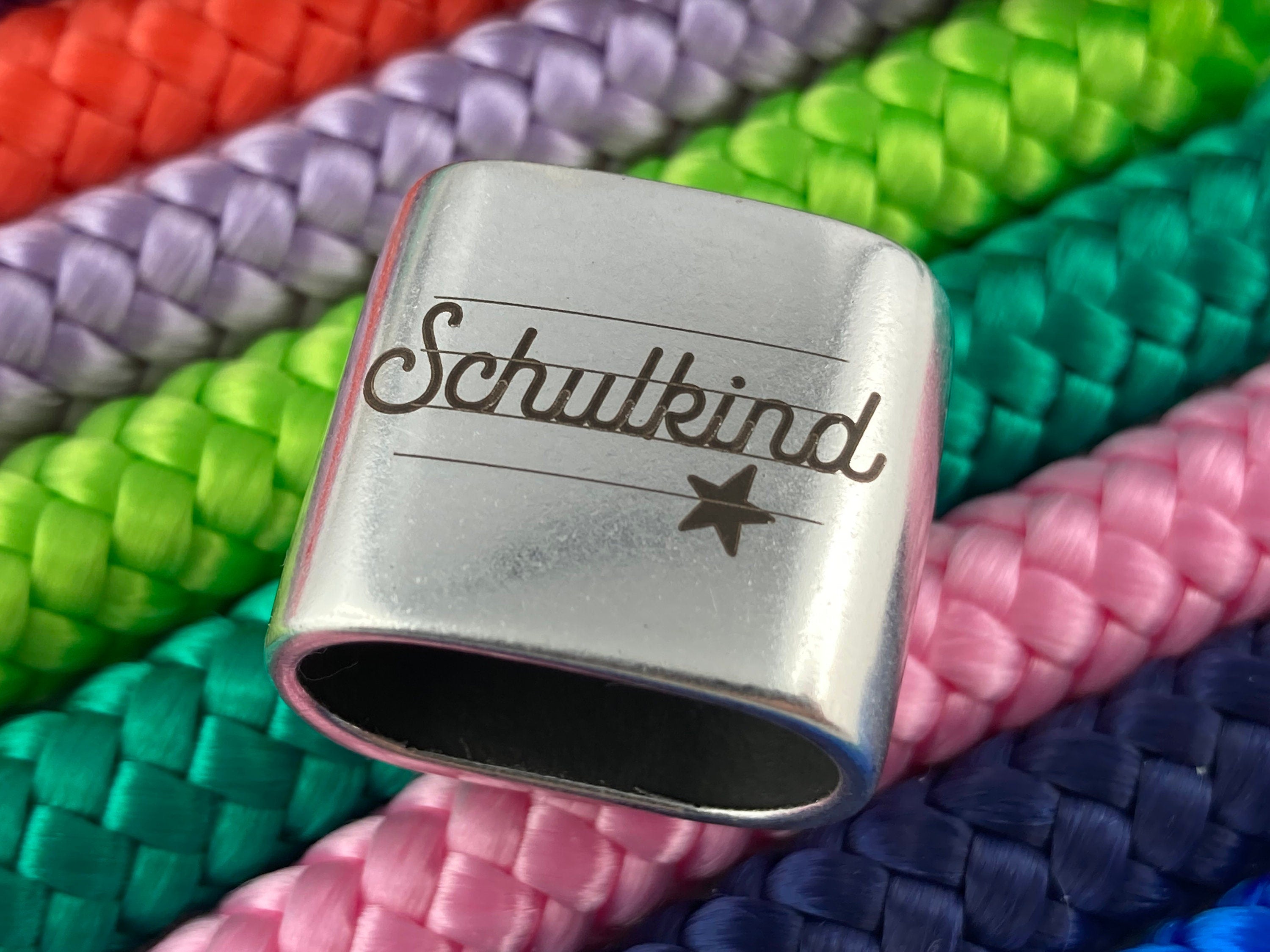 Schlüsselanhänger aus Segelseil mit versilbertem Zwischenstück mit Gravur "Schulkind mit Stern" in Wunschfarbe