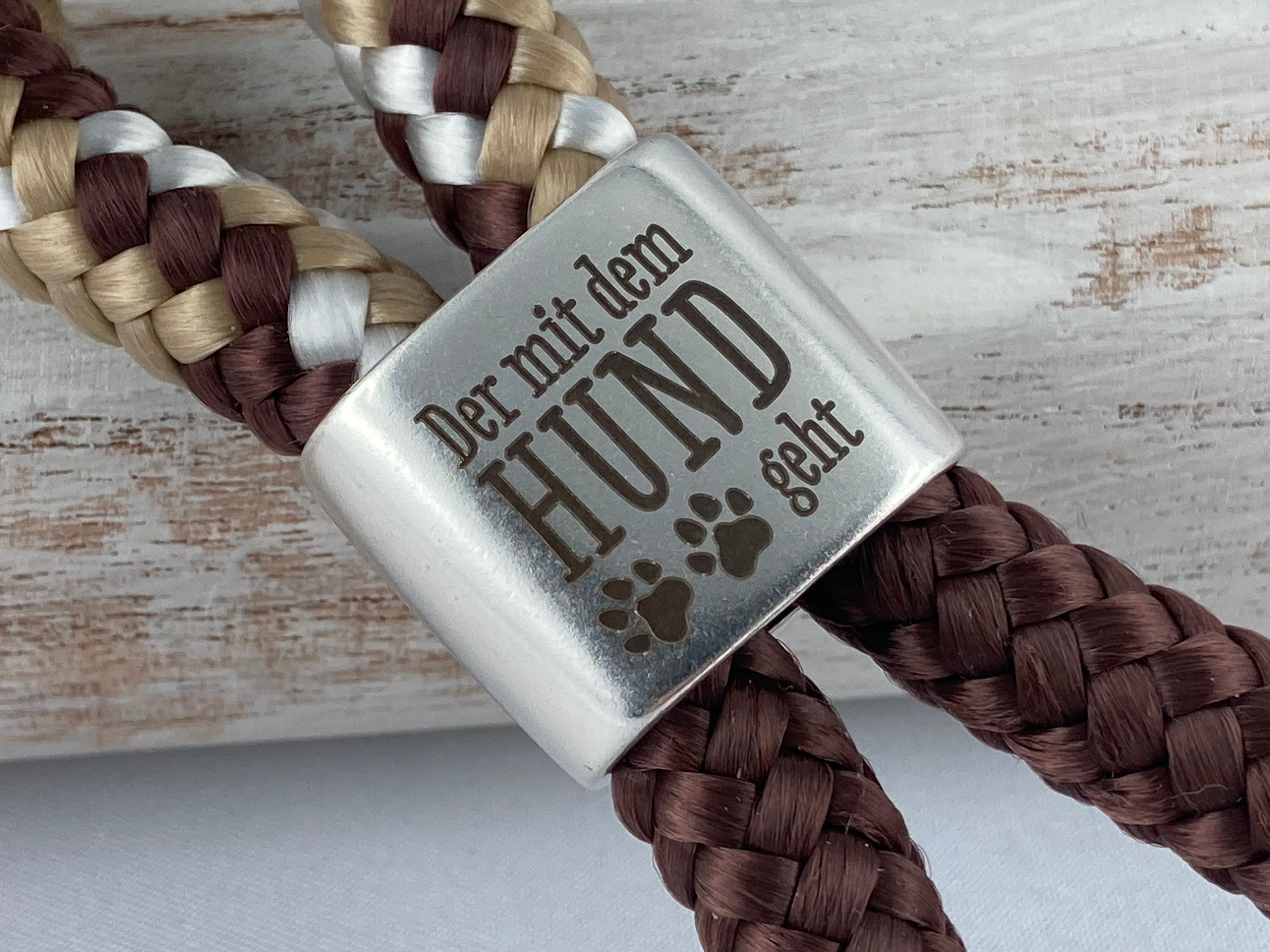 Schlüsselanhänger aus Segelseil mit versilbertem Zwischenstück mit Gravur "Der mit dem Hund geht", braun-beige-weiß/ braun
