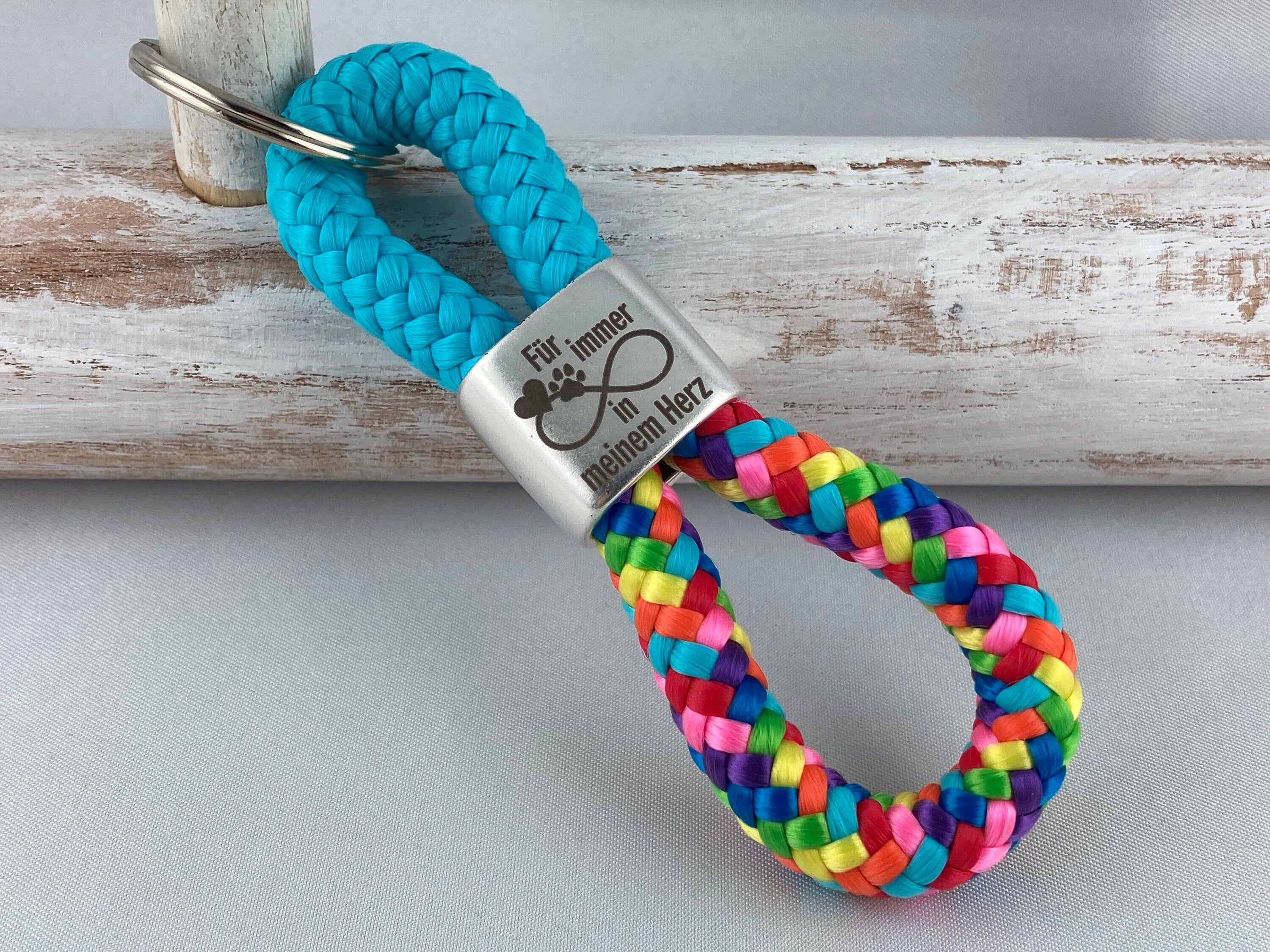 Schlüsselanhänger aus Segelseil mit versilbertem Zwischenstück mit Gravur "Für immer in meinem Herz", türkis/ regenbogen
