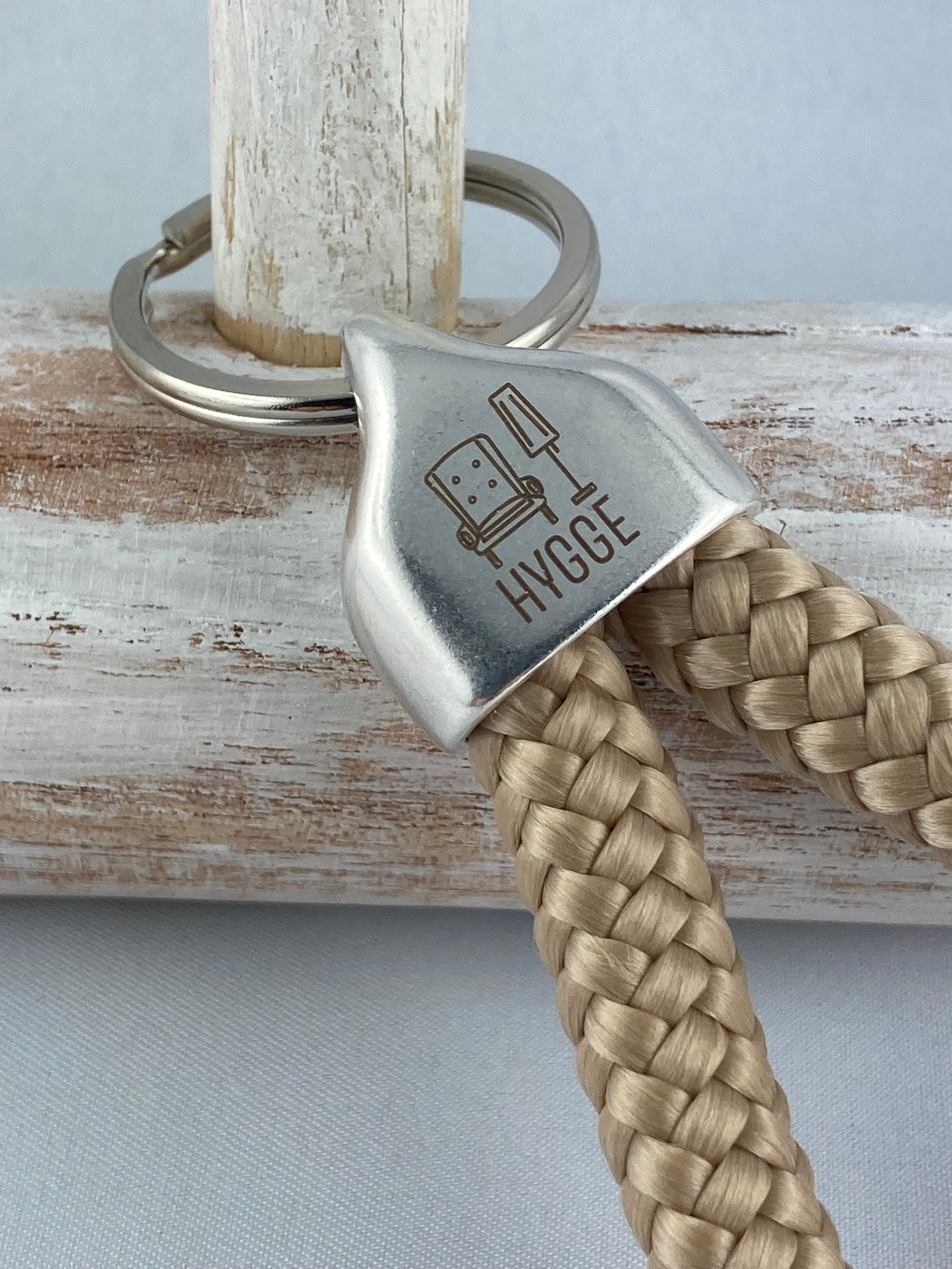 Schlüsselanhänger aus Segelseil mit versilberter Endkappe mit Gravur "Hygge", beige