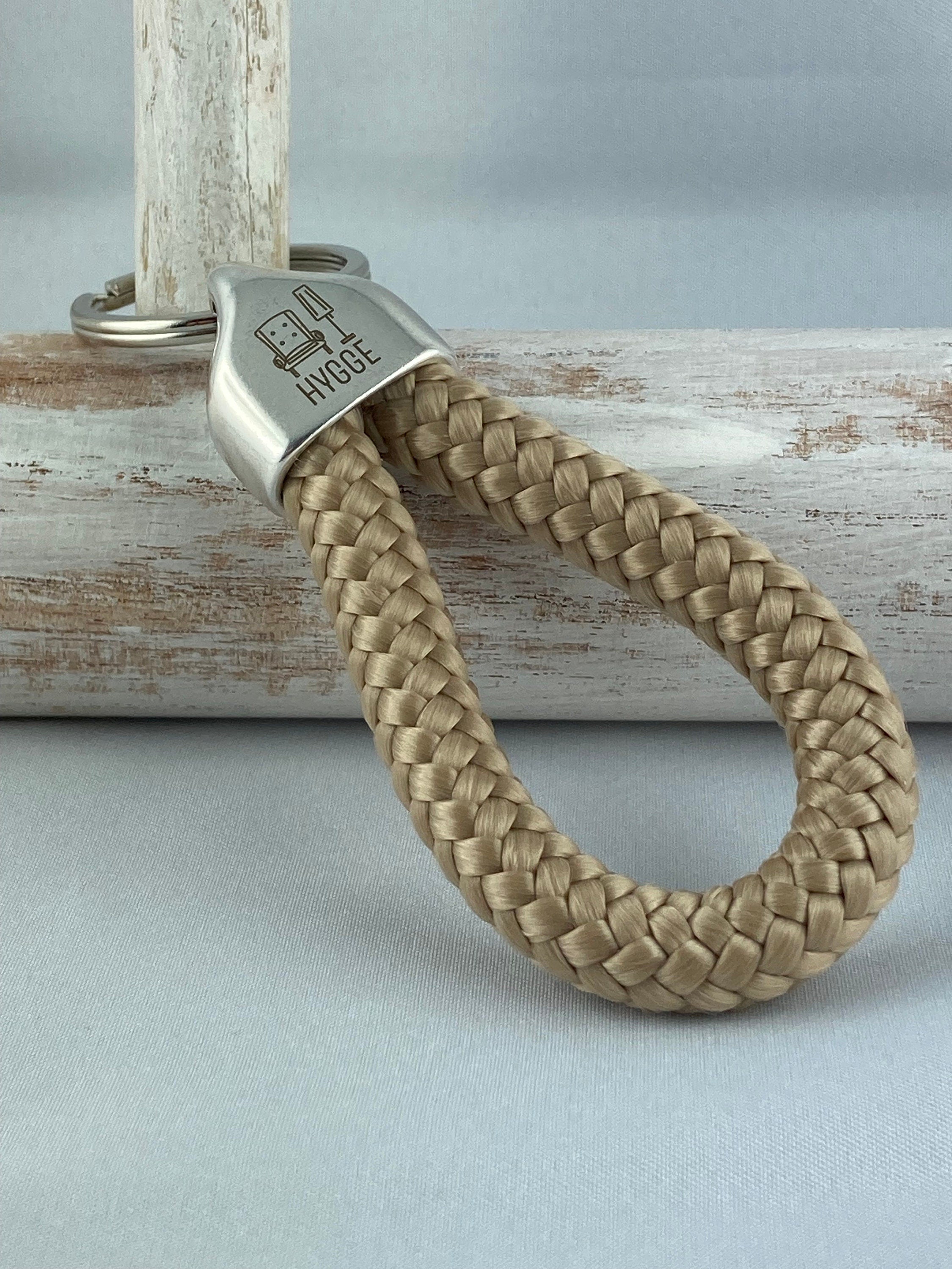 Schlüsselanhänger aus Segelseil mit versilberter Endkappe mit Gravur "Hygge", beige