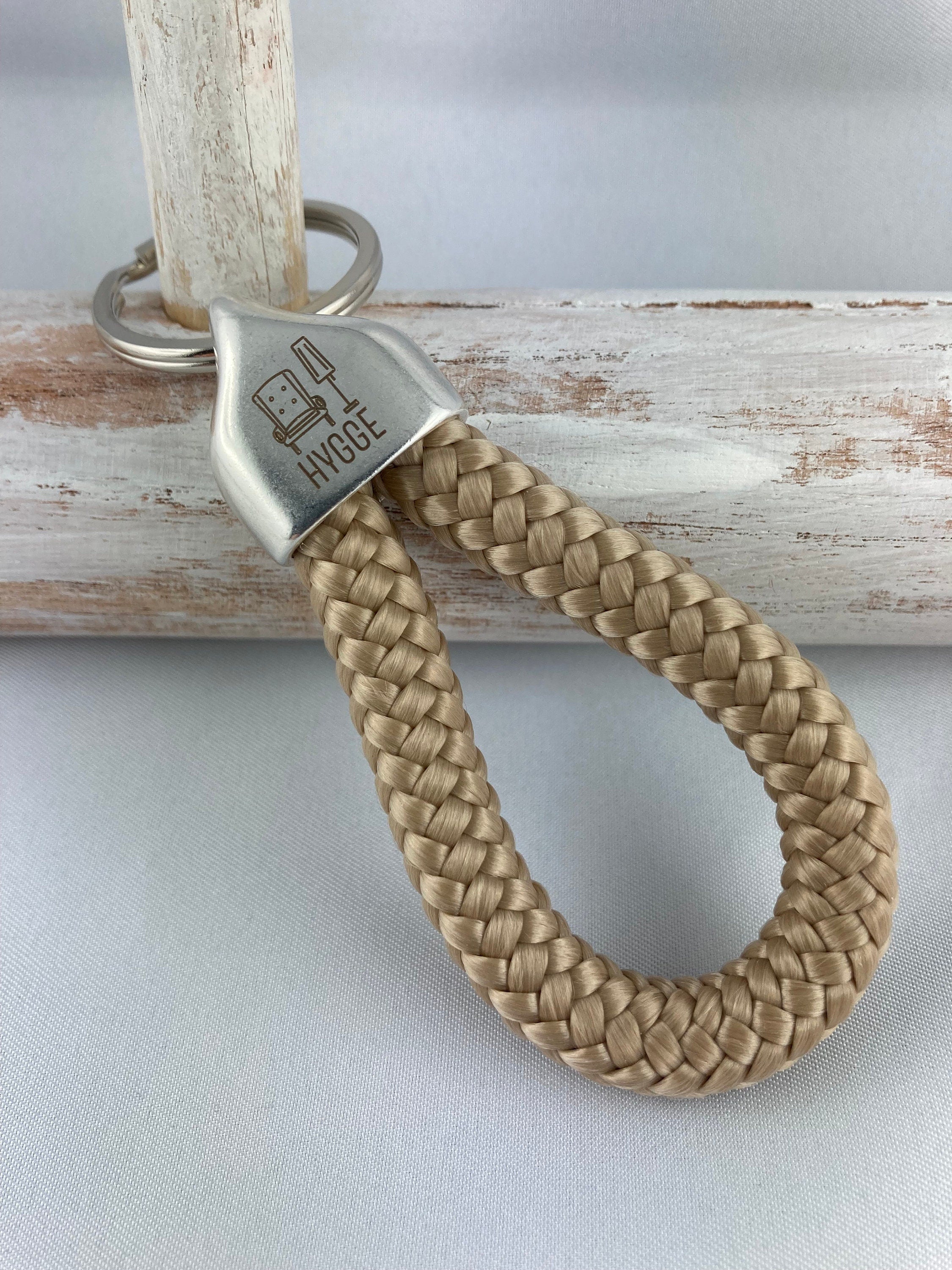 Schlüsselanhänger aus Segelseil mit versilberter Endkappe mit Gravur "Hygge", beige