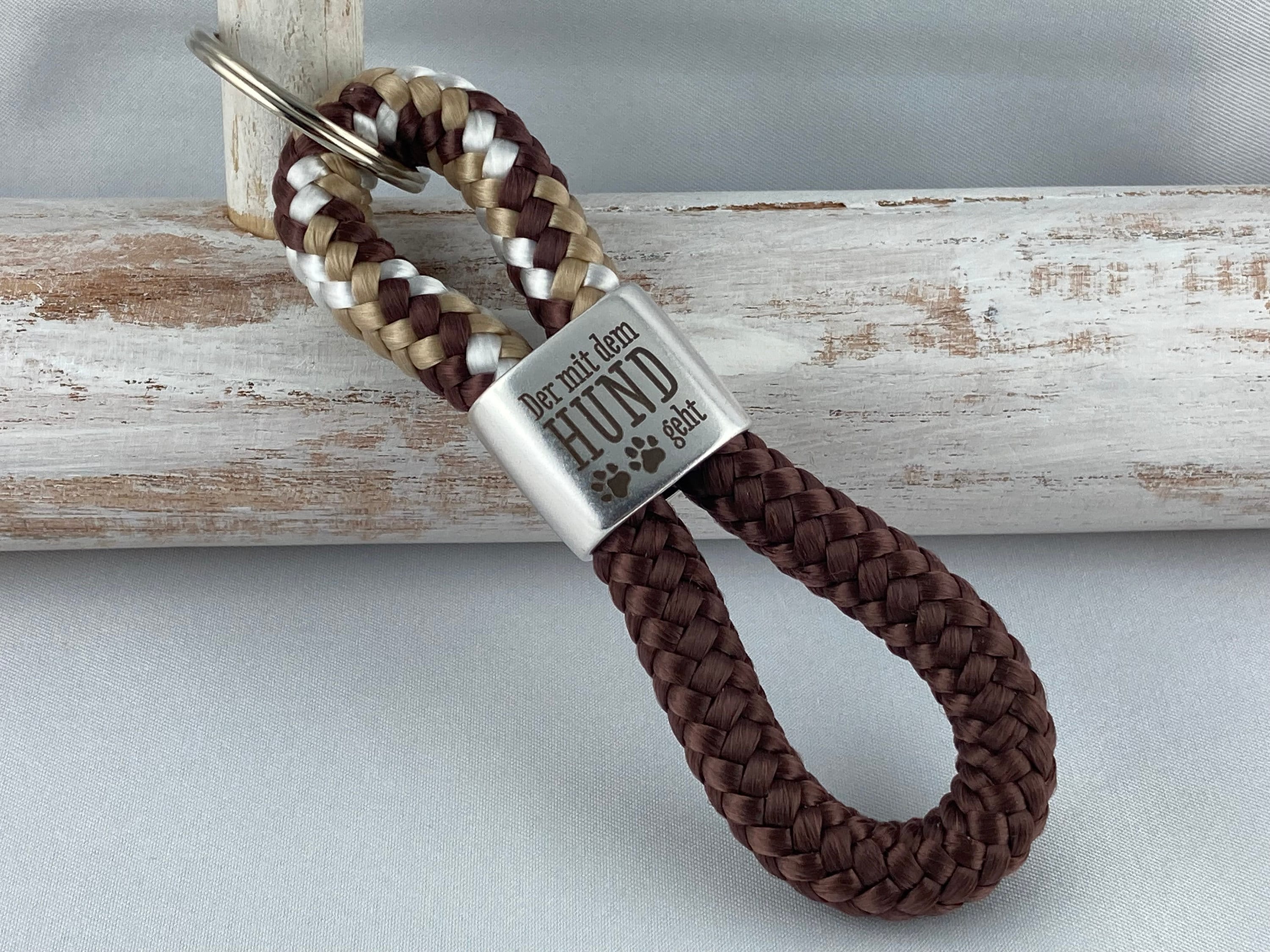 Schlüsselanhänger aus Segelseil mit versilbertem Zwischenstück mit Gravur "Der mit dem Hund geht", braun-beige-weiß/ braun