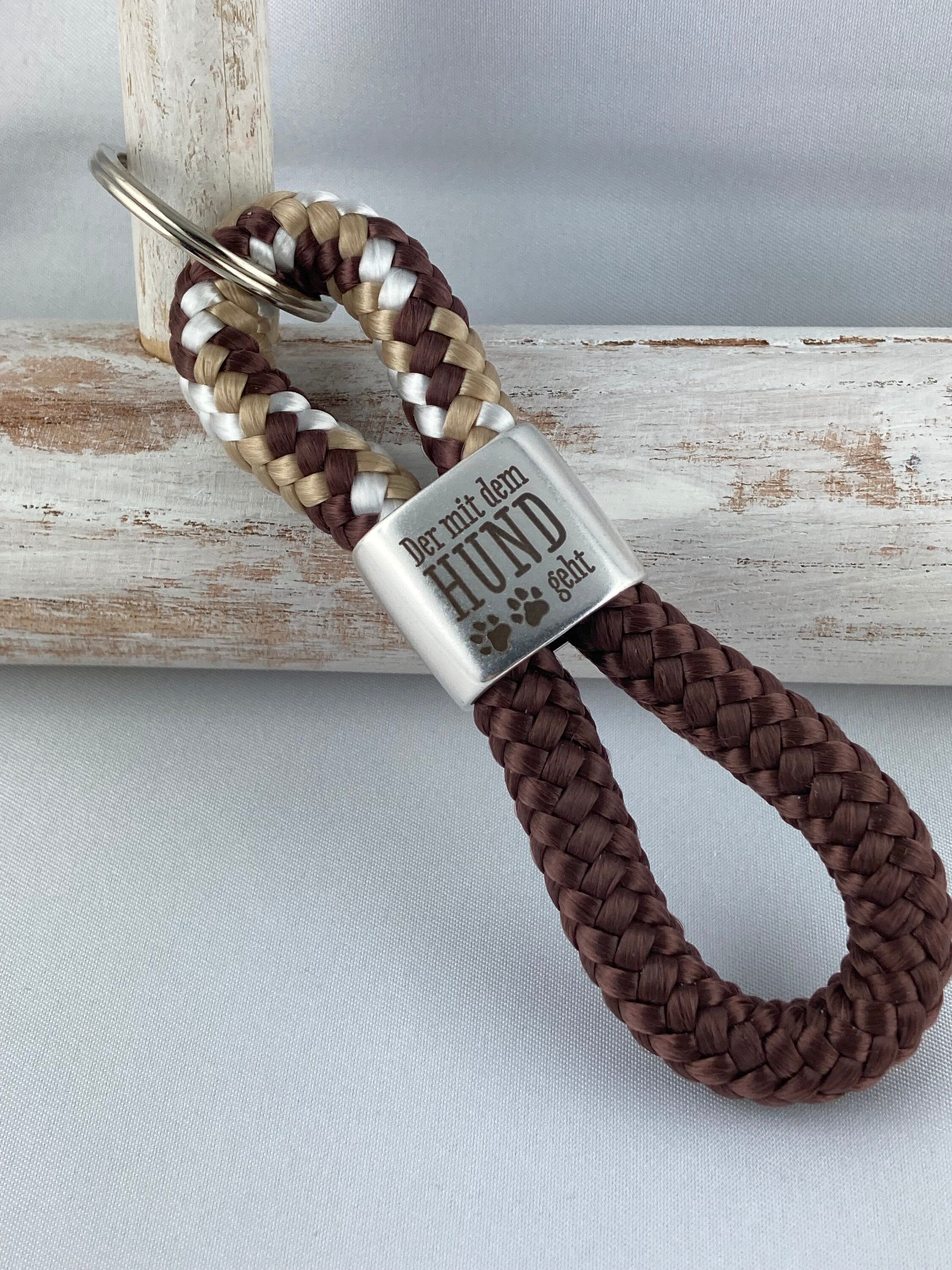 Schlüsselanhänger aus Segelseil mit versilbertem Zwischenstück mit Gravur "Der mit dem Hund geht", braun-beige-weiß/ braun