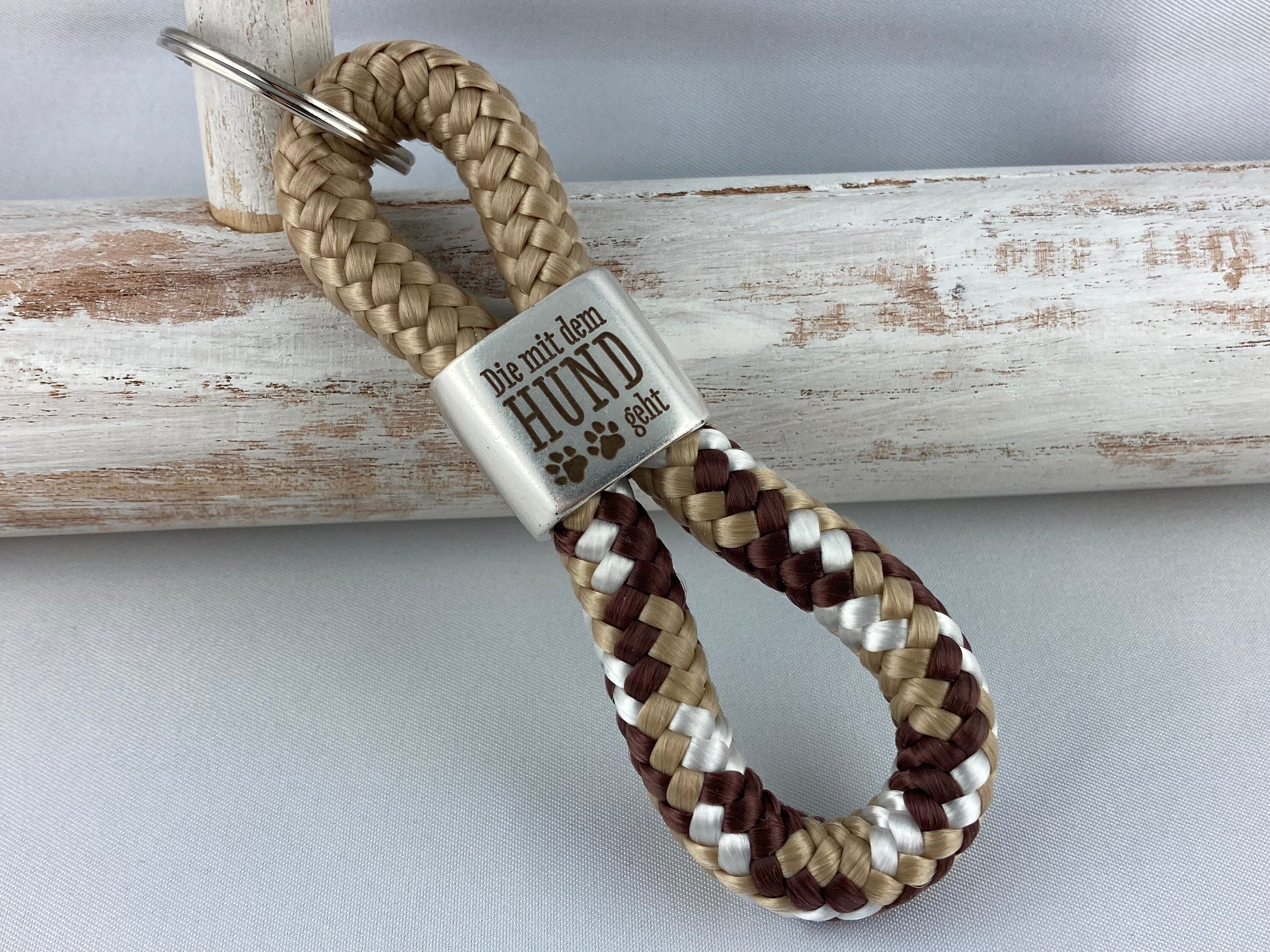 Schlüsselanhänger aus Segelseil mit versilbertem Zwischenstück mit Gravur "Die mit dem Hund geht", beige/ braun-beige-weiß