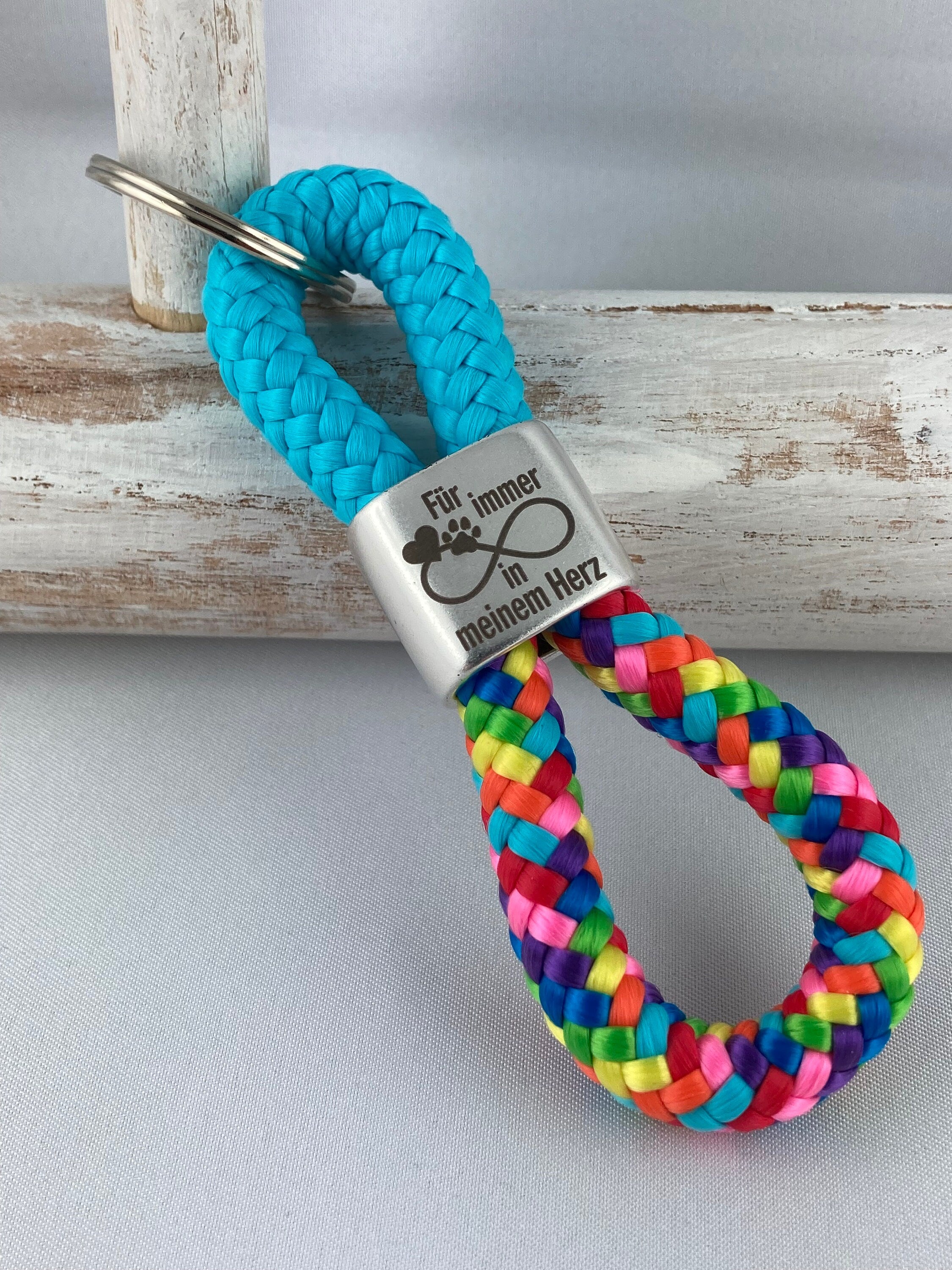 Schlüsselanhänger aus Segelseil mit versilbertem Zwischenstück mit Gravur "Für immer in meinem Herz", türkis/ regenbogen