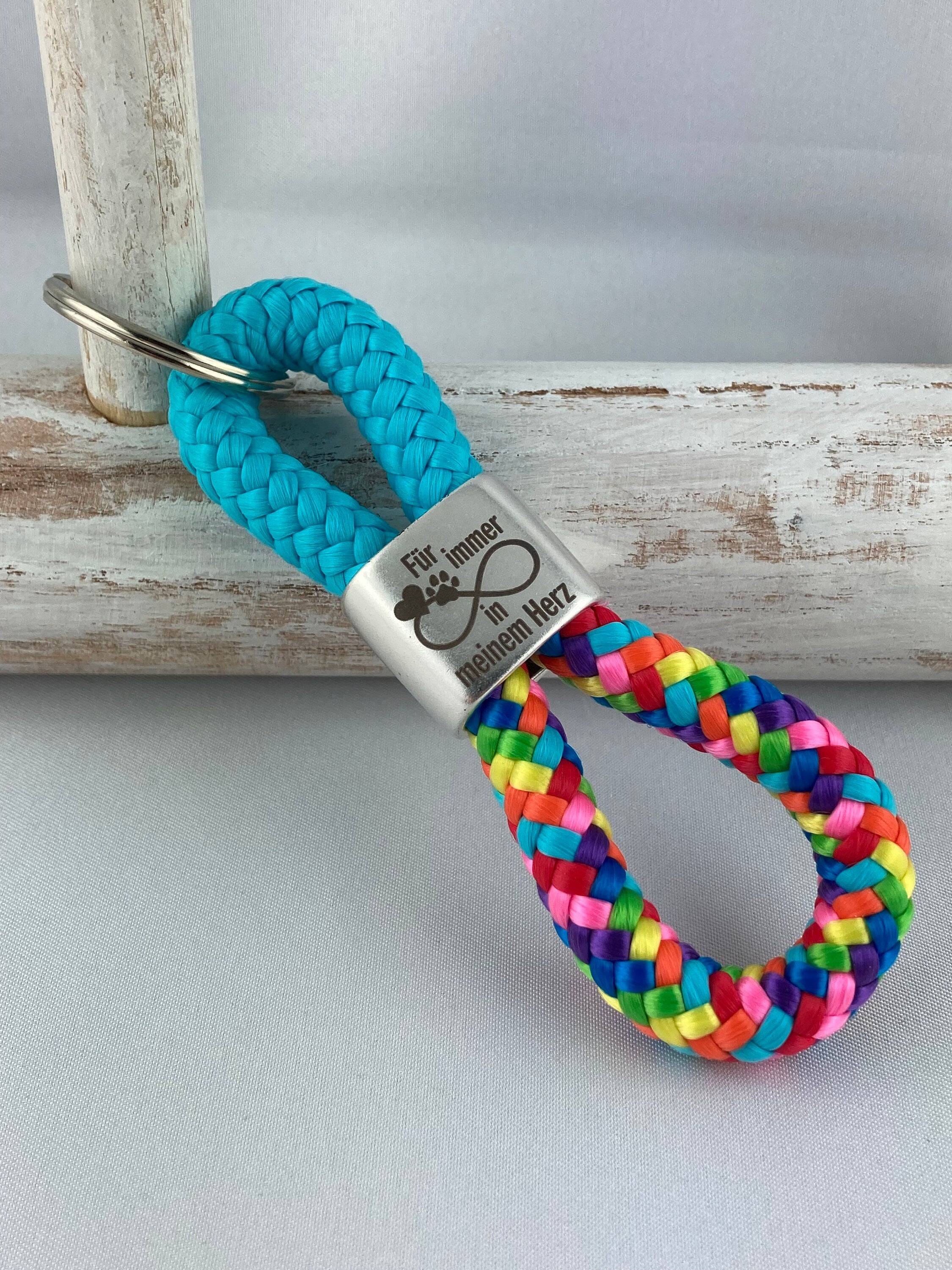 Schlüsselanhänger aus Segelseil mit versilbertem Zwischenstück mit Gravur "Für immer in meinem Herz", türkis/ regenbogen
