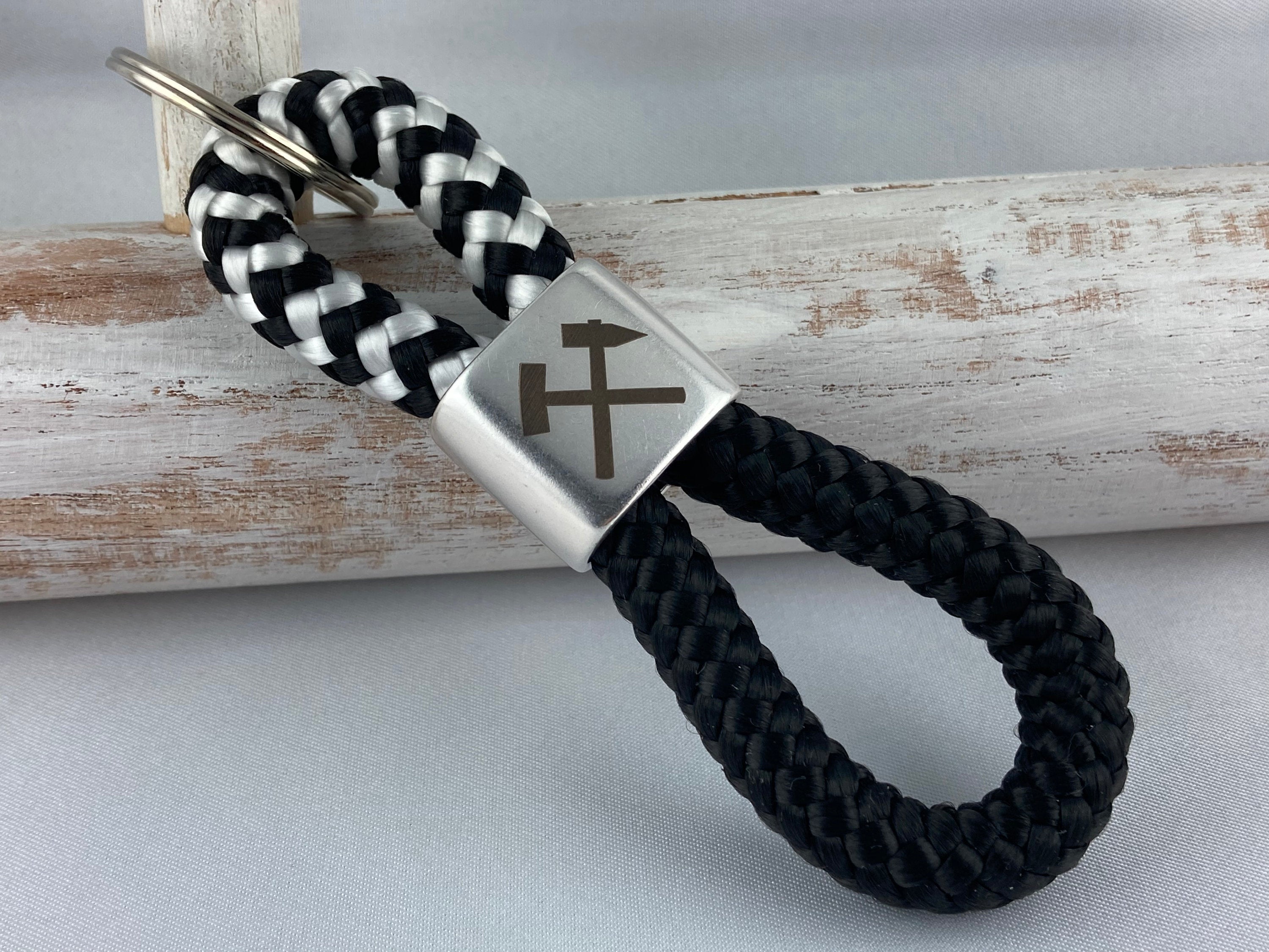 Schlüsselanhänger aus Segelseil mit versilbertem Zwischenstück mit Gravur "Hammer und Schlägel", schwarz-weiß/ schwarz