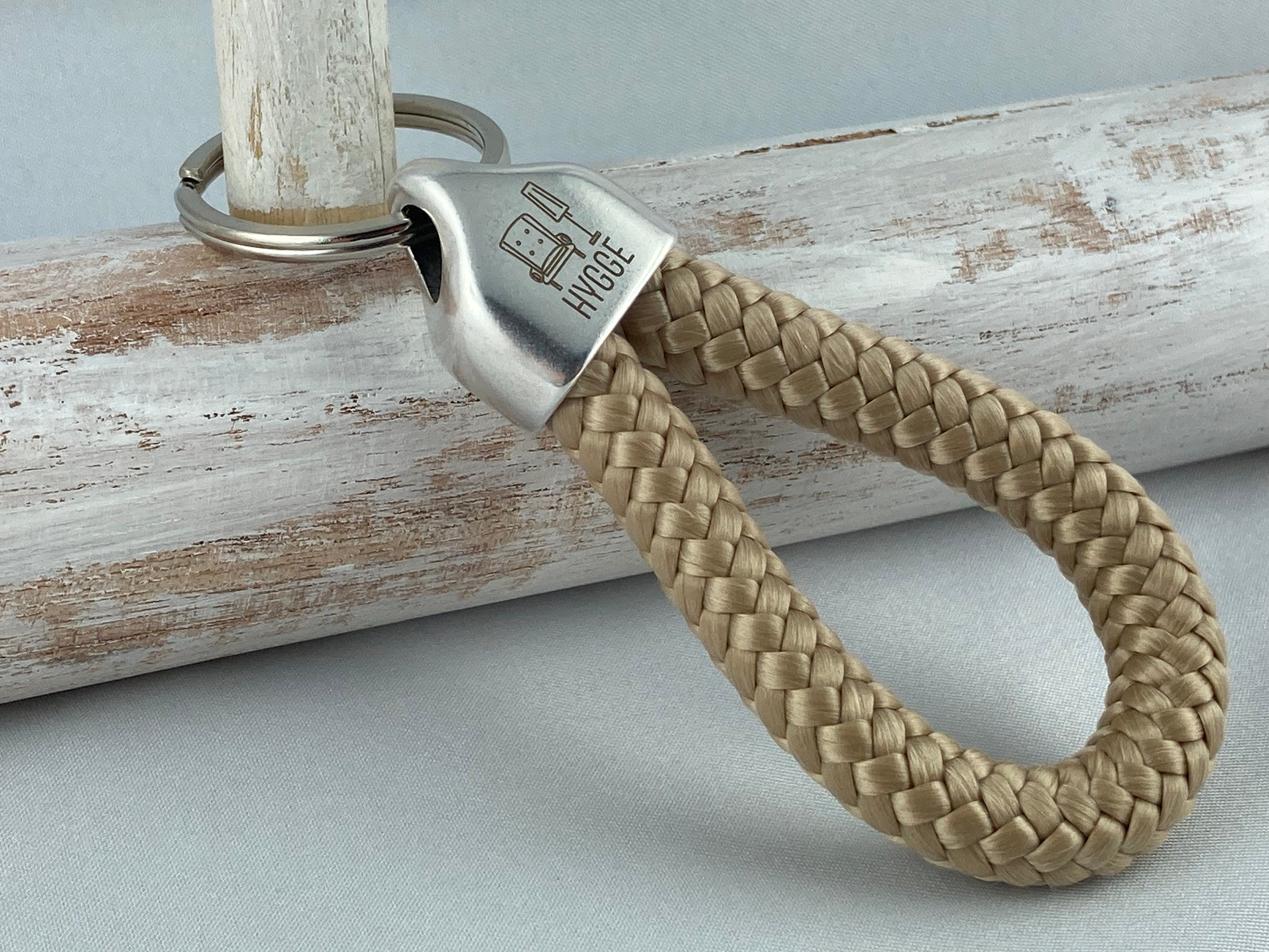 Schlüsselanhänger aus Segelseil mit versilberter Endkappe mit Gravur "Hygge", beige