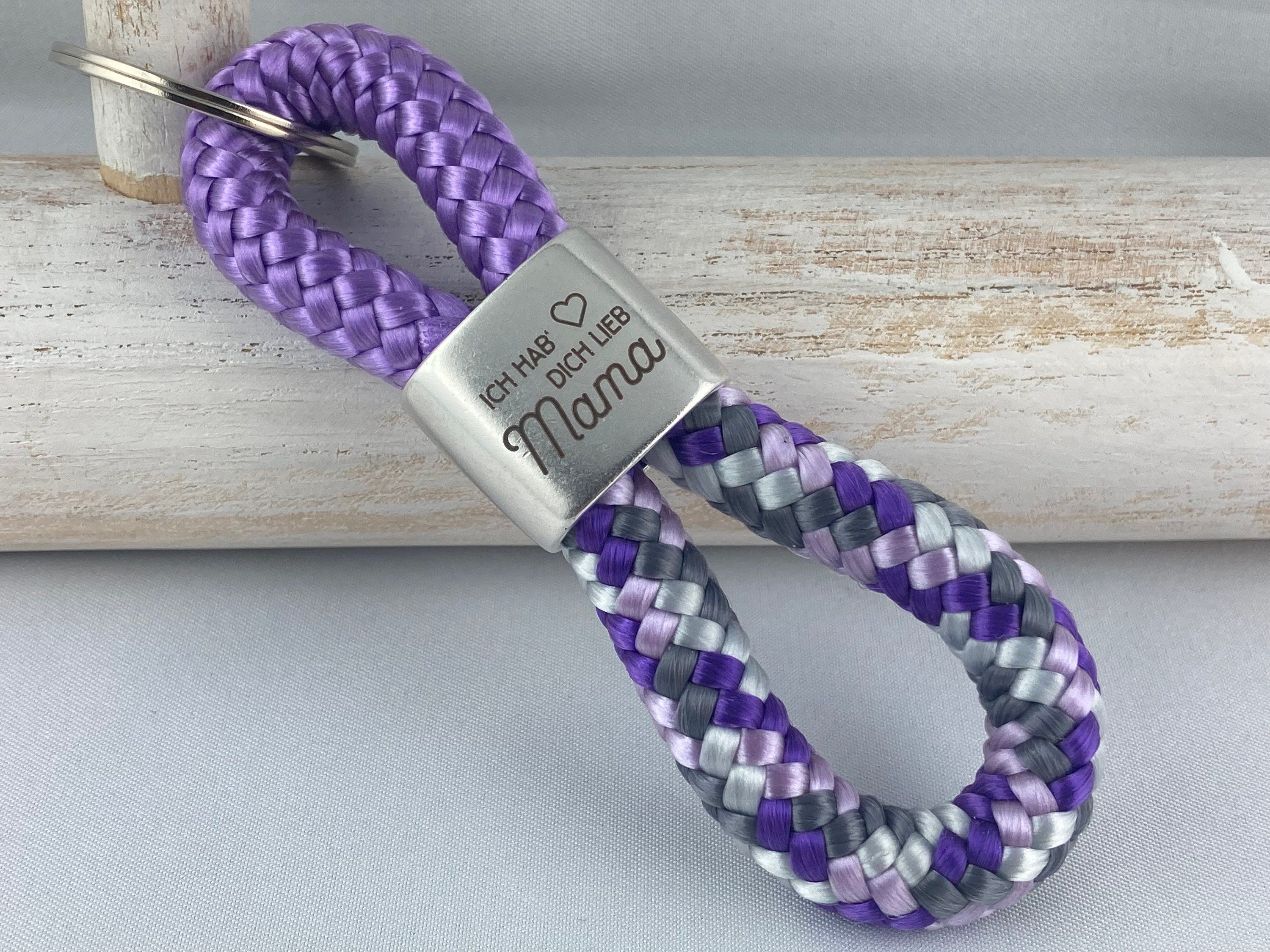 Schlüsselanhänger aus Segelseil mit versilbertem Zwischenstück mit Gravur "Ich hab dich lieb Mama", lavendel/ lila-grau-mix