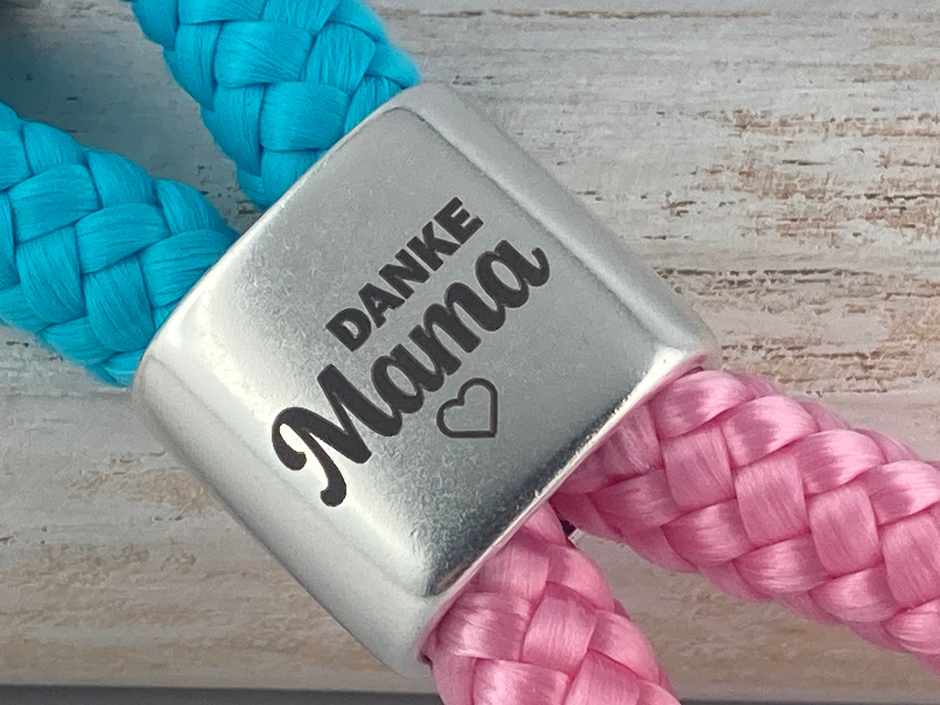 Schlüsselanhänger aus Segelseil mit versilbertem Zwischenstück mit Gravur "Danke Mama", türkis/ rosa