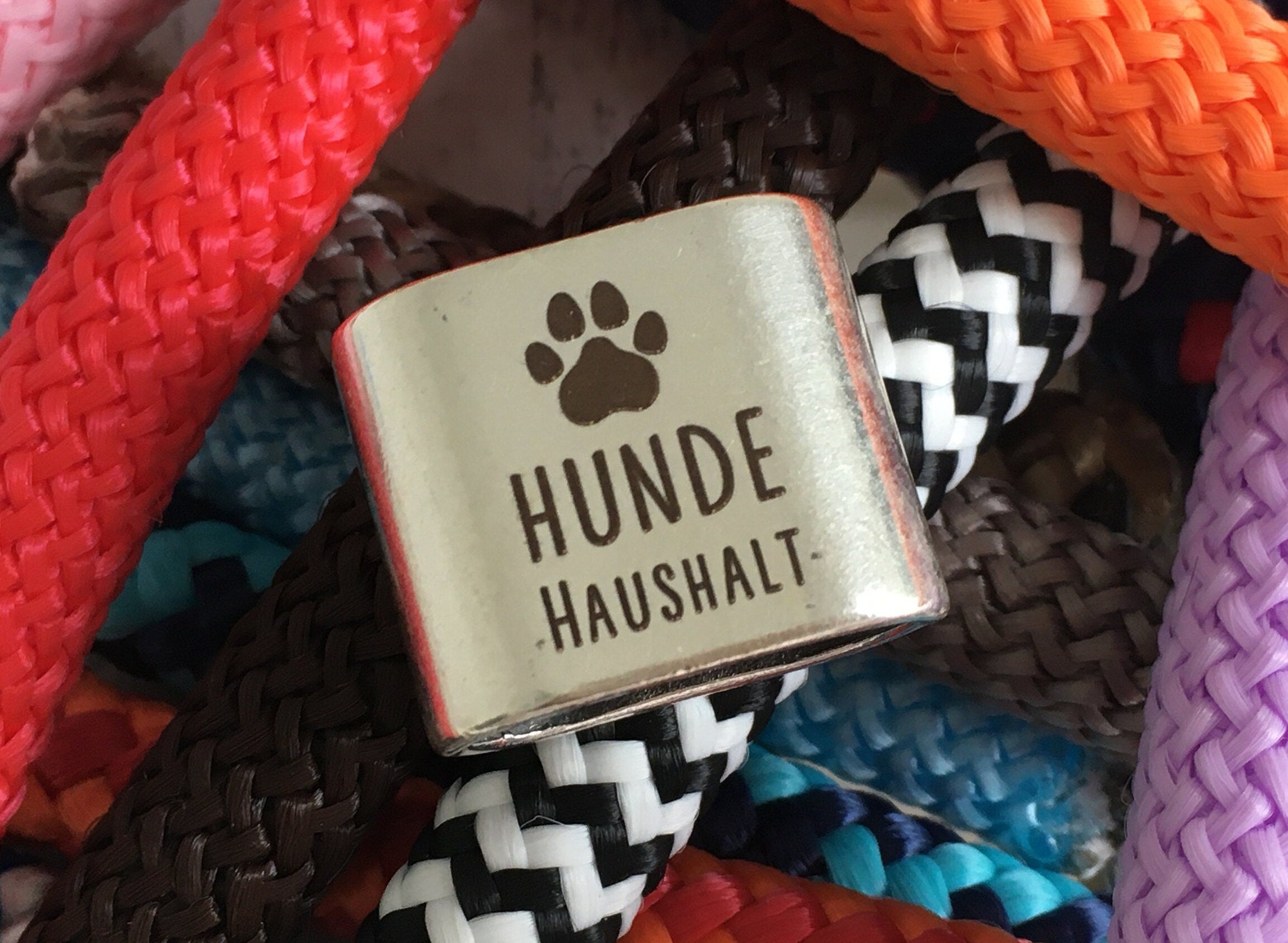 Schlüsselanhänger aus Segelseil mit versilbertem Zwischenstück mit Gravur "Hundehaushalt" in Wunschfarbe ganz individuell