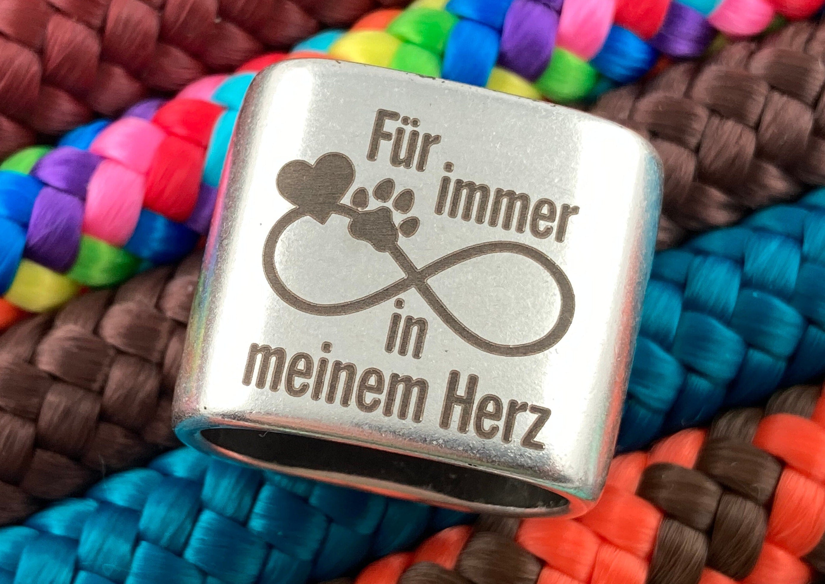 Schlüsselanhänger aus Segelseil mit versilbertem Zwischenstück mit Gravur "Für immer in meinem Herz" in Wunschfarbe ganz individuell