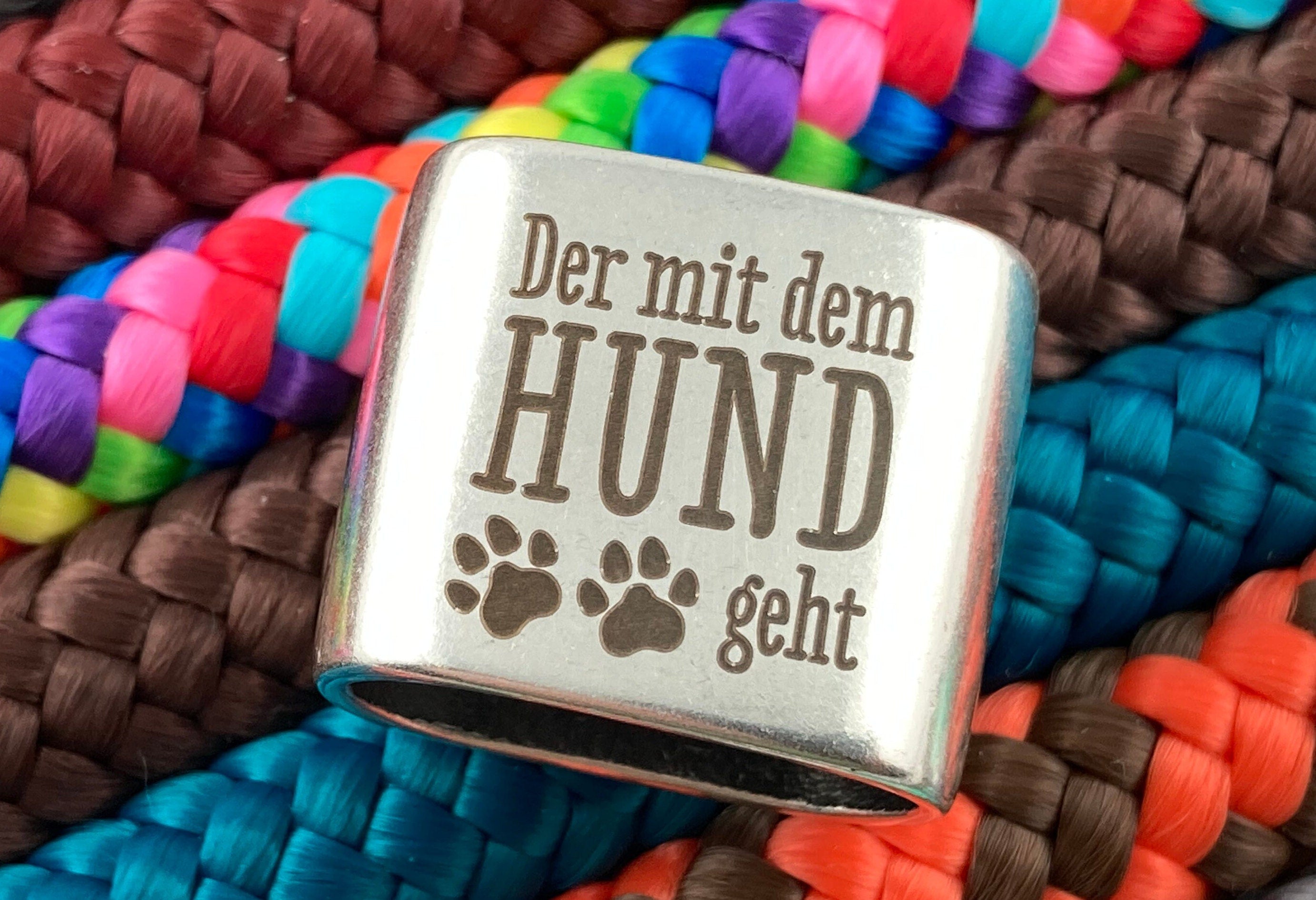 Schlüsselanhänger aus Segelseil mit versilbertem Zwischenstück mit Gravur "Der mit dem Hund geht" in Wunschfarbe ganz individuell