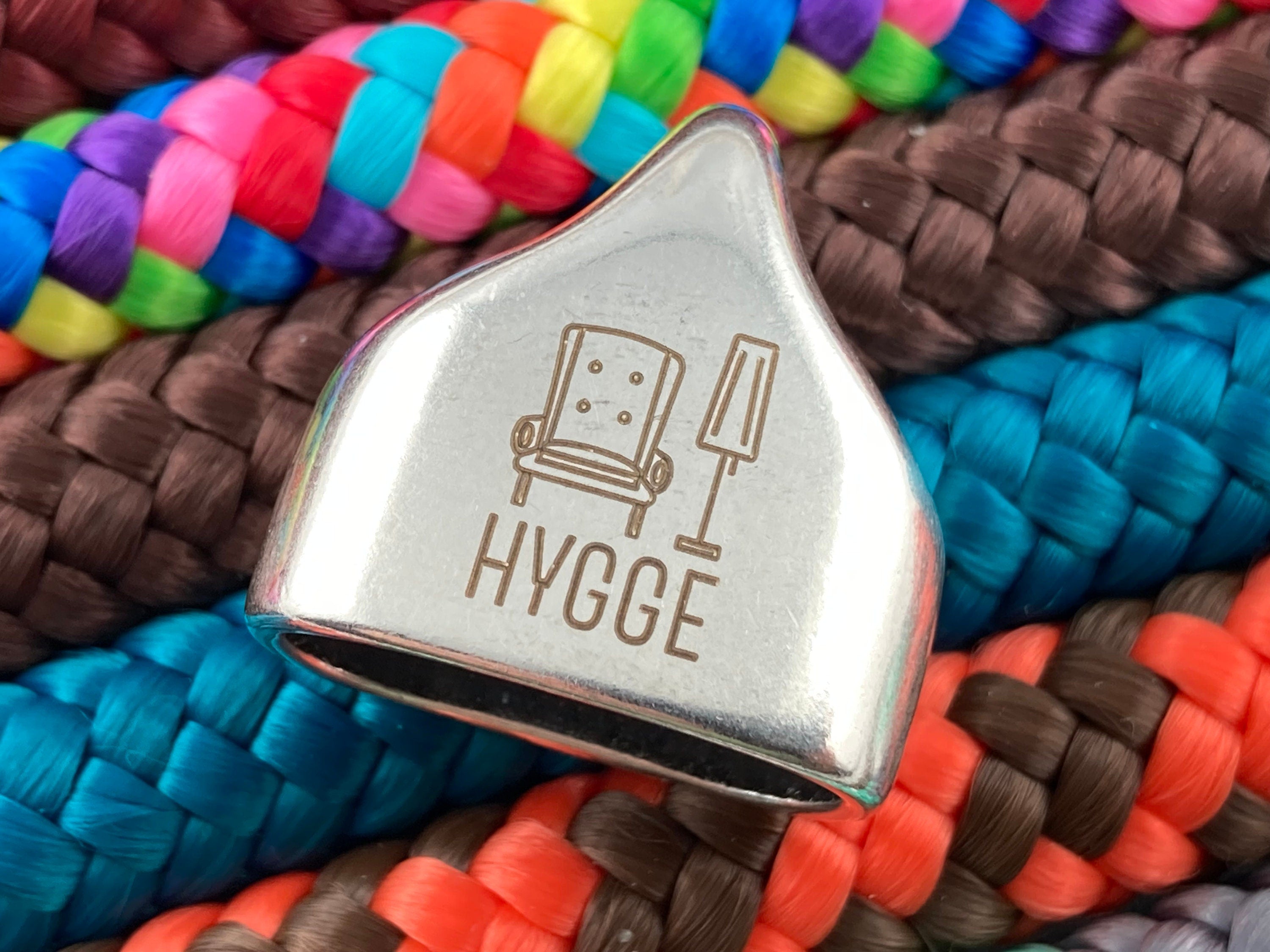Schlüsselanhänger aus Segelseil mit versilberter Endkappe mit Gravur "Hygge" in Wunschfarbe ganz individuell