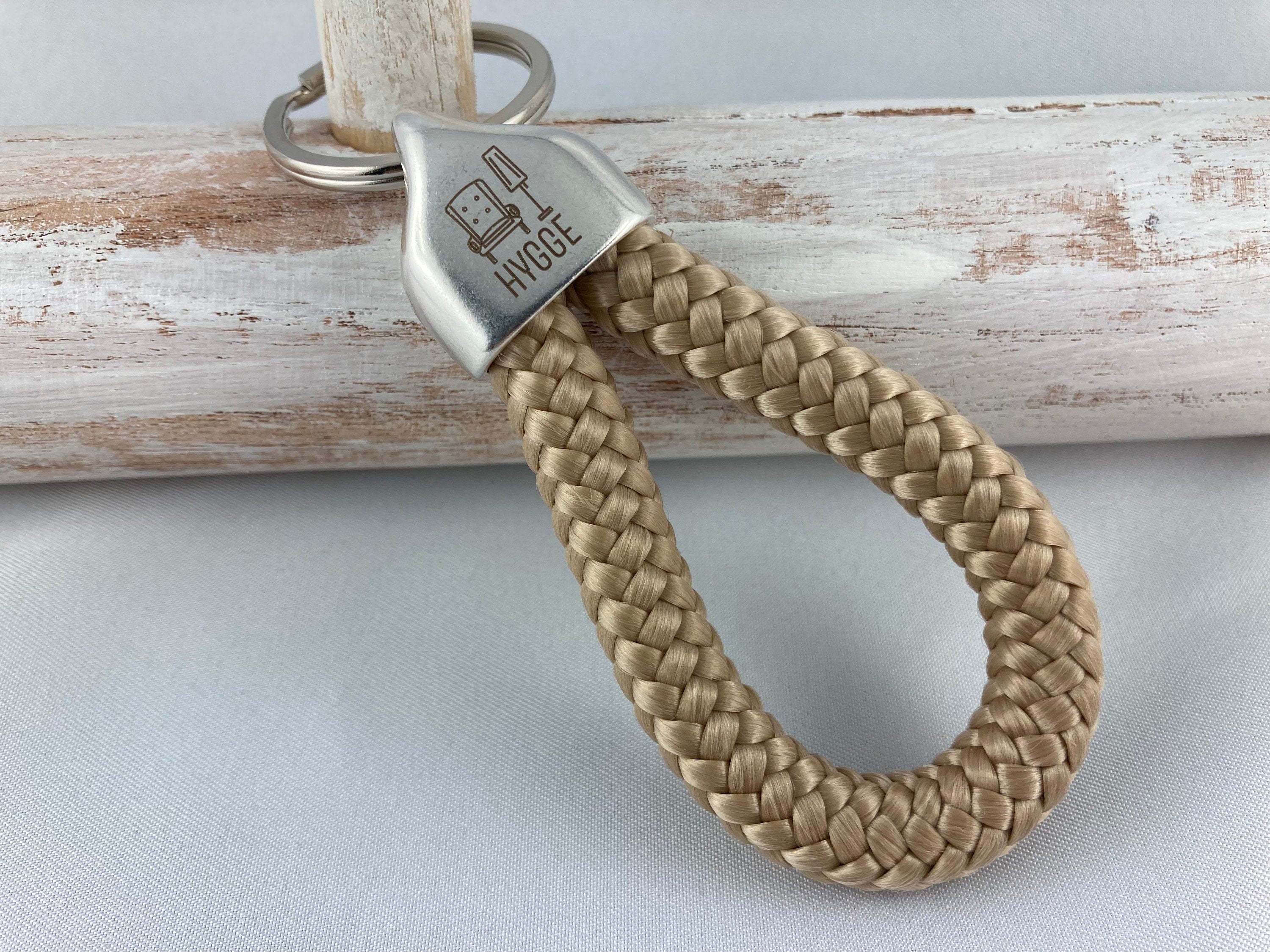 Schlüsselanhänger aus Segelseil mit versilberter Endkappe mit Gravur "Hygge" in Wunschfarbe ganz individuell