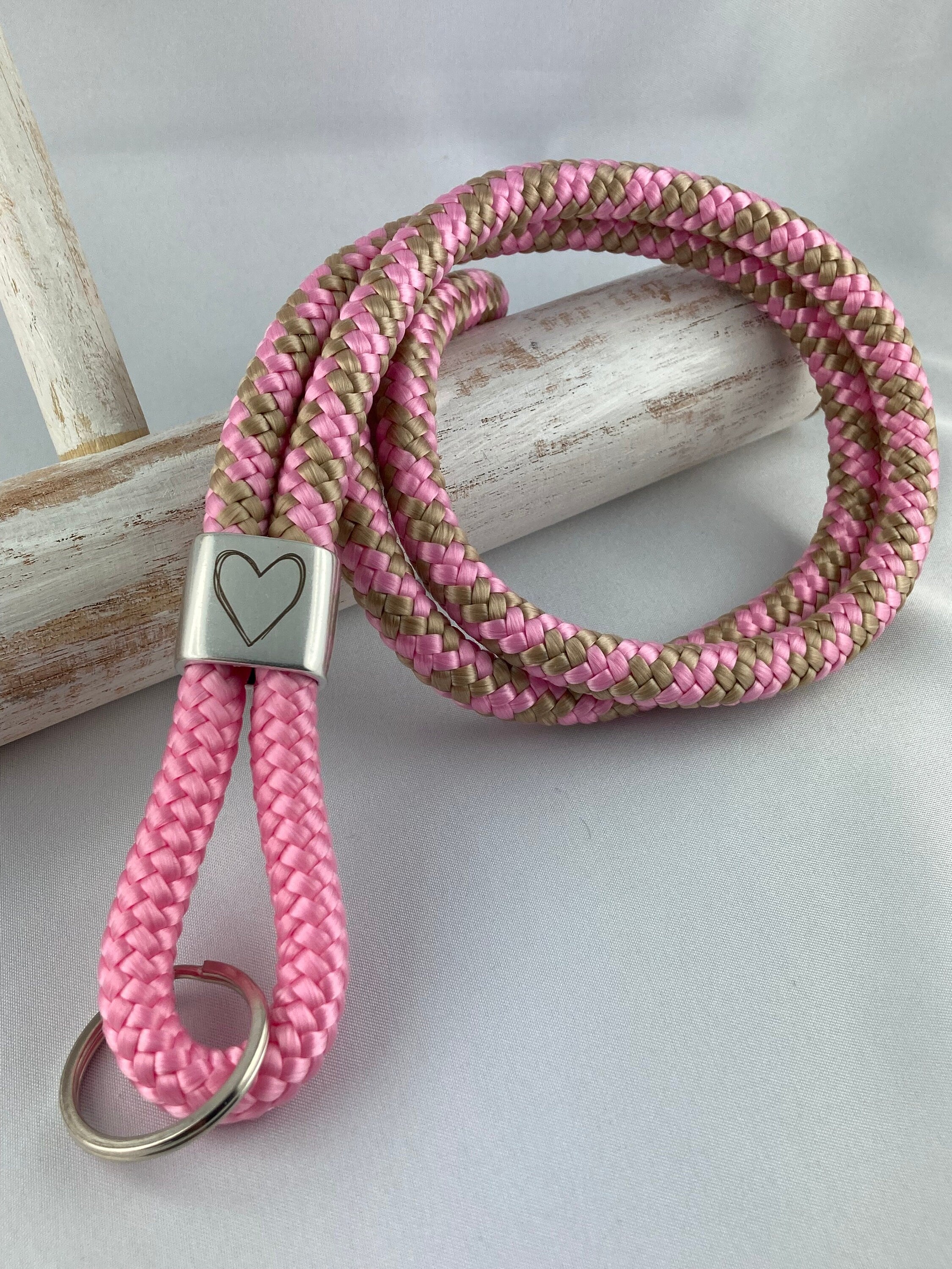 Schlüsselband aus Segelseil mit versilbertem Zwischenstück mit Gravur "Herz", rosa/ rosa-beige