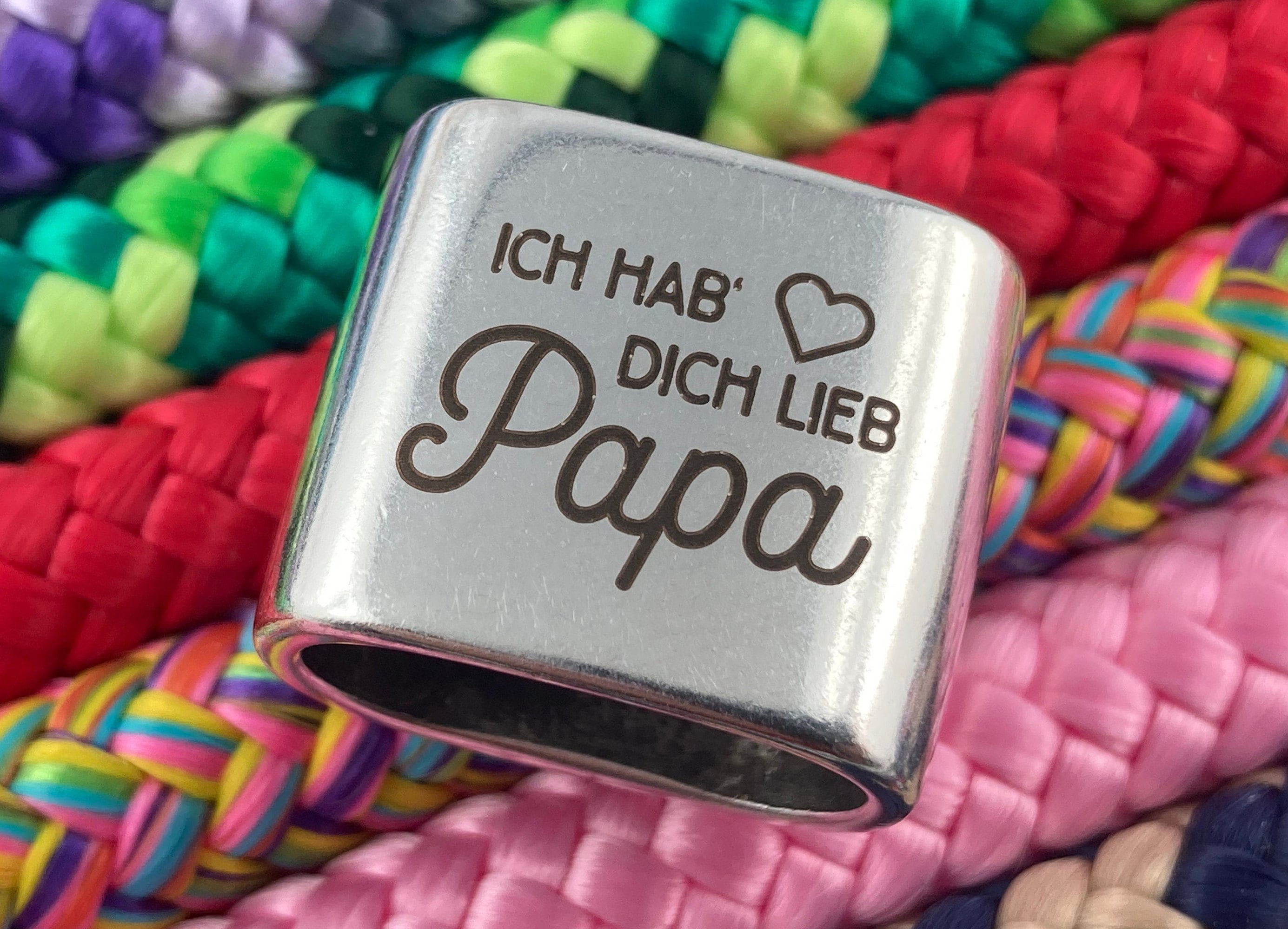 Schlüsselanhänger aus Segelseil mit versilbertem Zwischenstück mit Gravur "Ich hab dich lieb Papa" in Wunschfarbe ganz individuell