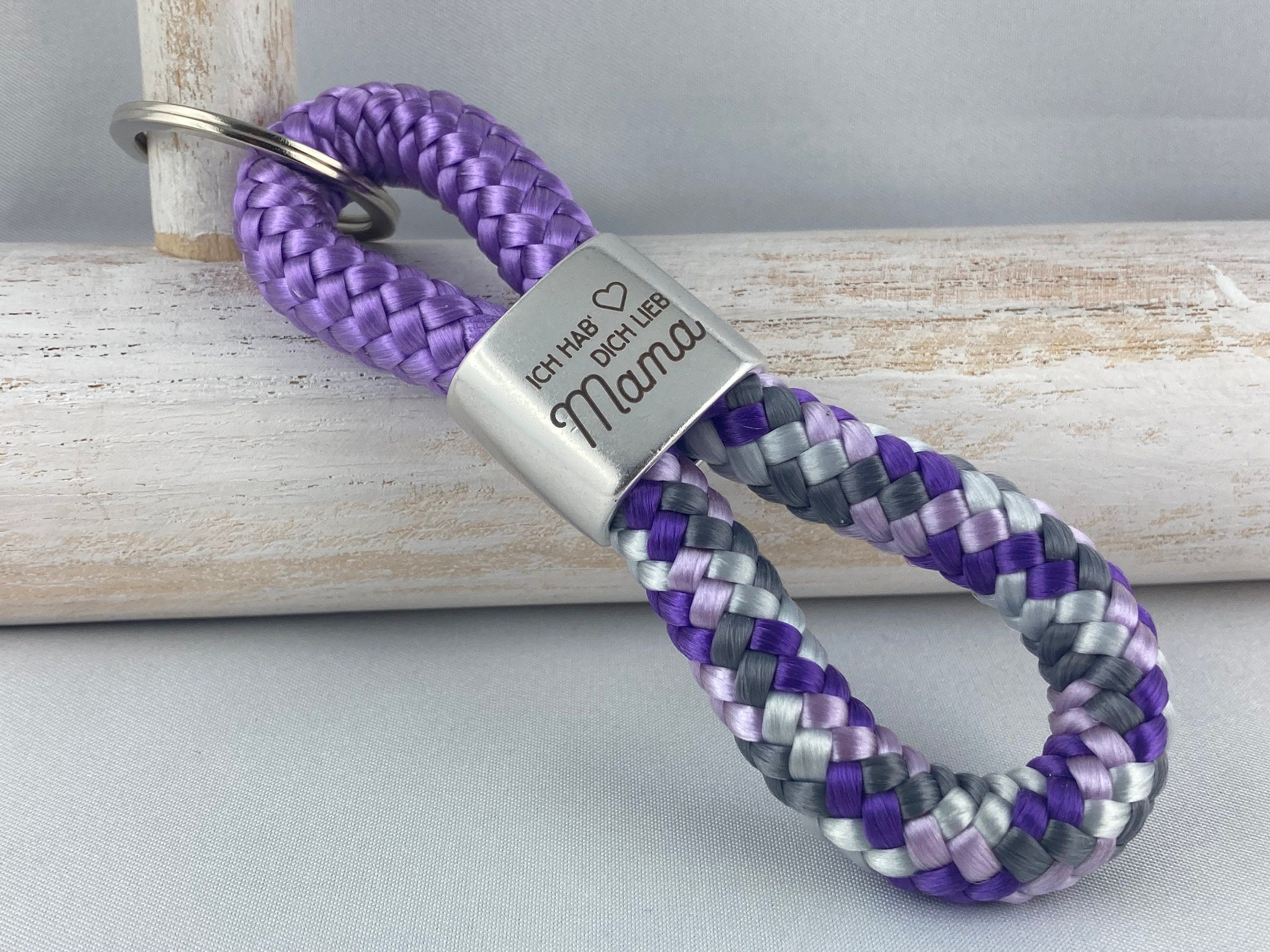 Schlüsselanhänger aus Segelseil mit versilbertem Zwischenstück mit Gravur "Ich hab dich lieb Mama", lavendel/ lila-grau-mix