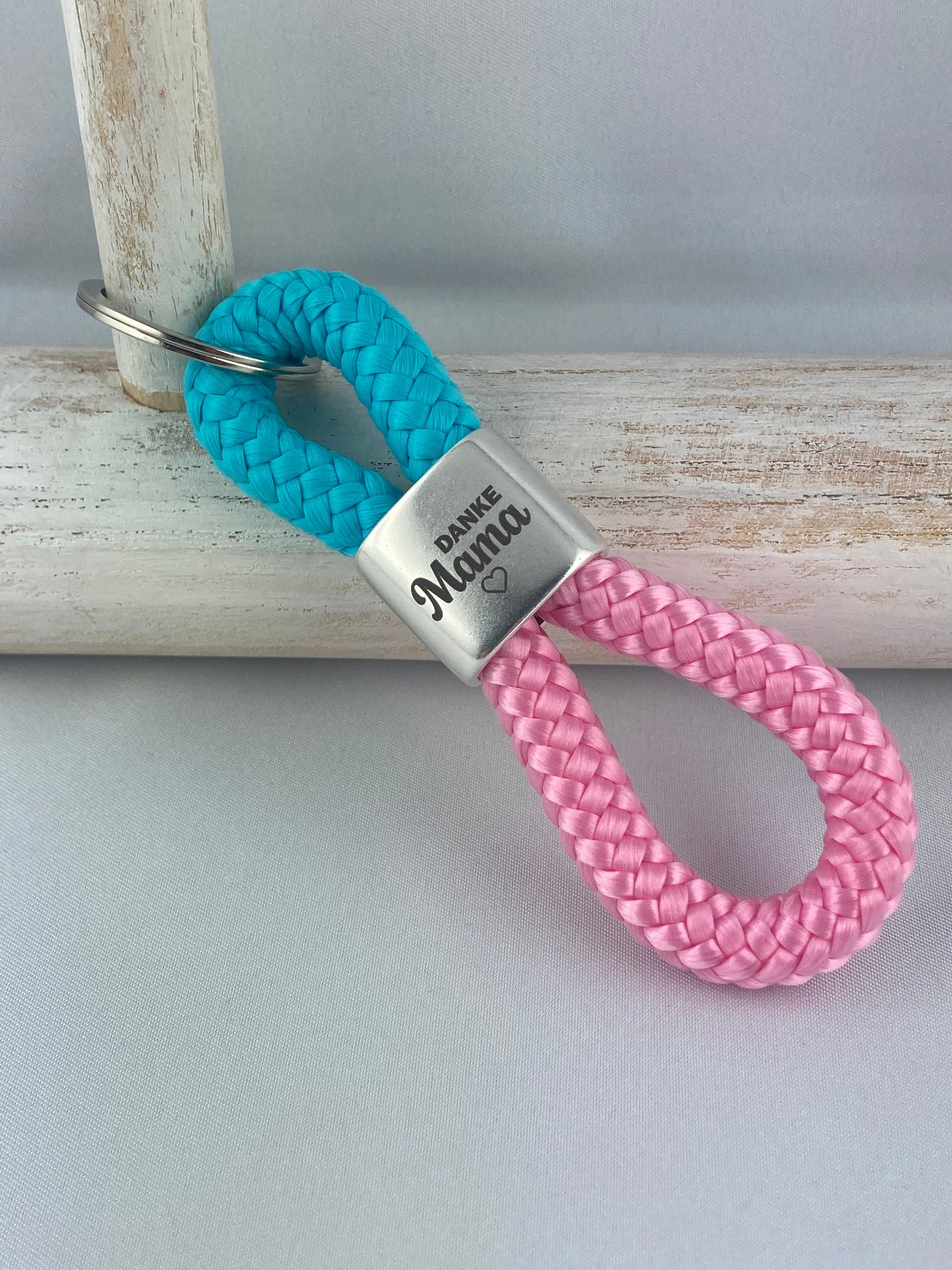 Schlüsselanhänger aus Segelseil mit versilbertem Zwischenstück mit Gravur "Danke Mama", türkis/ rosa
